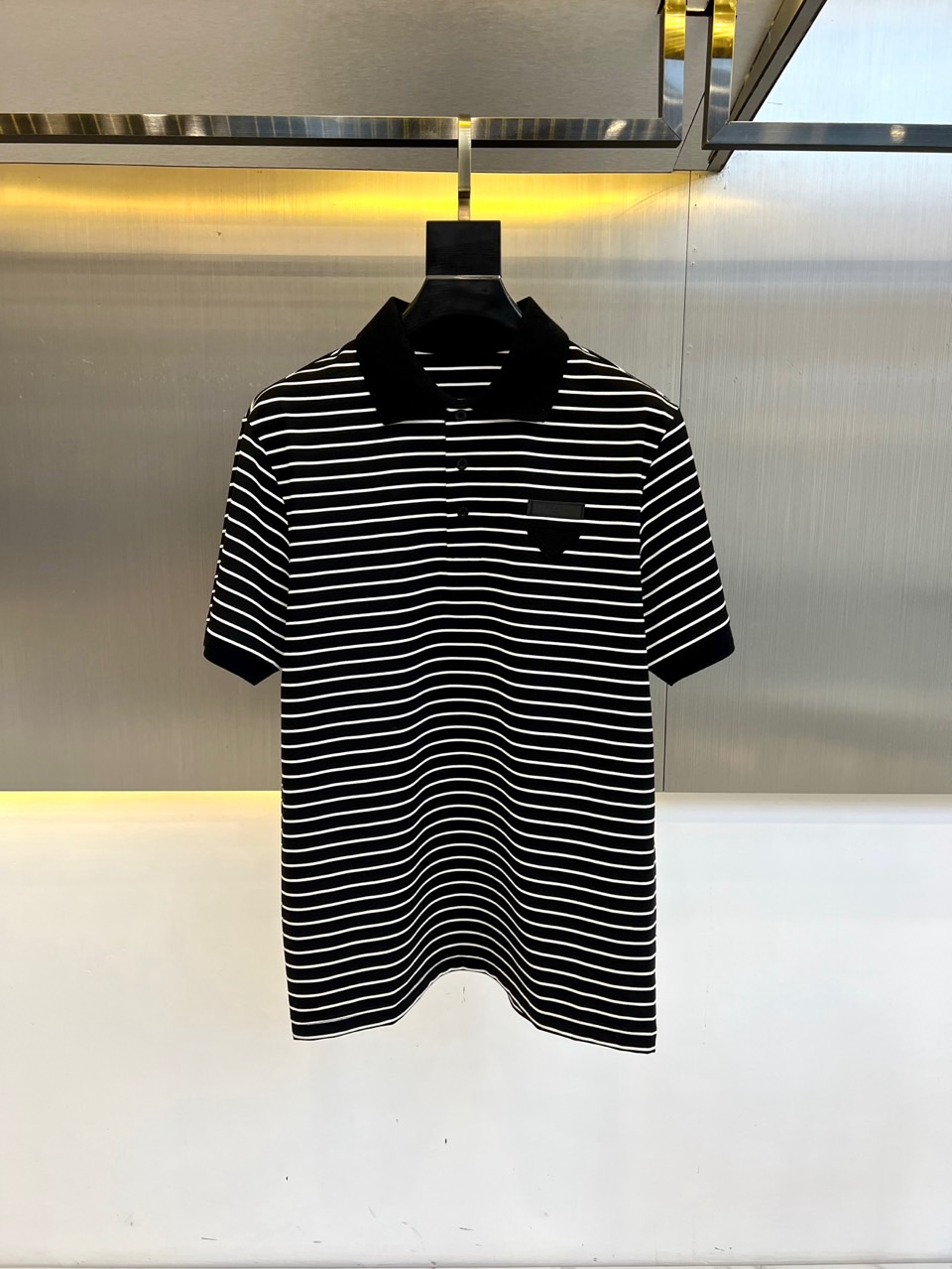 NO:474625,Prad, 2025 spring and summer new product business casual short-sleeved polo shirt. This short-sleeved Polo shirt is decorated with triangle patch embroidery patterns and solid color trim. The fabric is made of resident mercerized cotton, and the conventional style is cut to create a casual silhouette. It is carefully made of customer-supplied bead flooring cotton cloth. The surface of the fabric is arranged uniformly and neatly, with excellent breathability and heat dissipation and sweat resistance. The comfort level of the upper body is completely better than that of ordinary single-sided sweat cloth tissue!  Bring a more fashionable outfit effect!  48-56 (model 173, 143 catties upper body 50 sizes), prada, prada, T-shirt, alexander wang19860909Prad普拉、2025春夏新品商务休闲短袖polo shirt.此款短袖Polo衫饰有三角贴布绣图案和纯色饰边,面料以驻地丝光棉制成,常规版型剪裁,打造休闲廓形.采用客供定织珠地棉布精心制成,面料表面排列均匀整齐的网眼纹理,透气性和散热排汗性极佳,上身舒适程度完全优于普通单面汗布组织！带来更加时髦的穿搭效果！48-56（模特173,143斤上身50码）,,prada,prada,T-shirt,alexander wang,Men's clothing