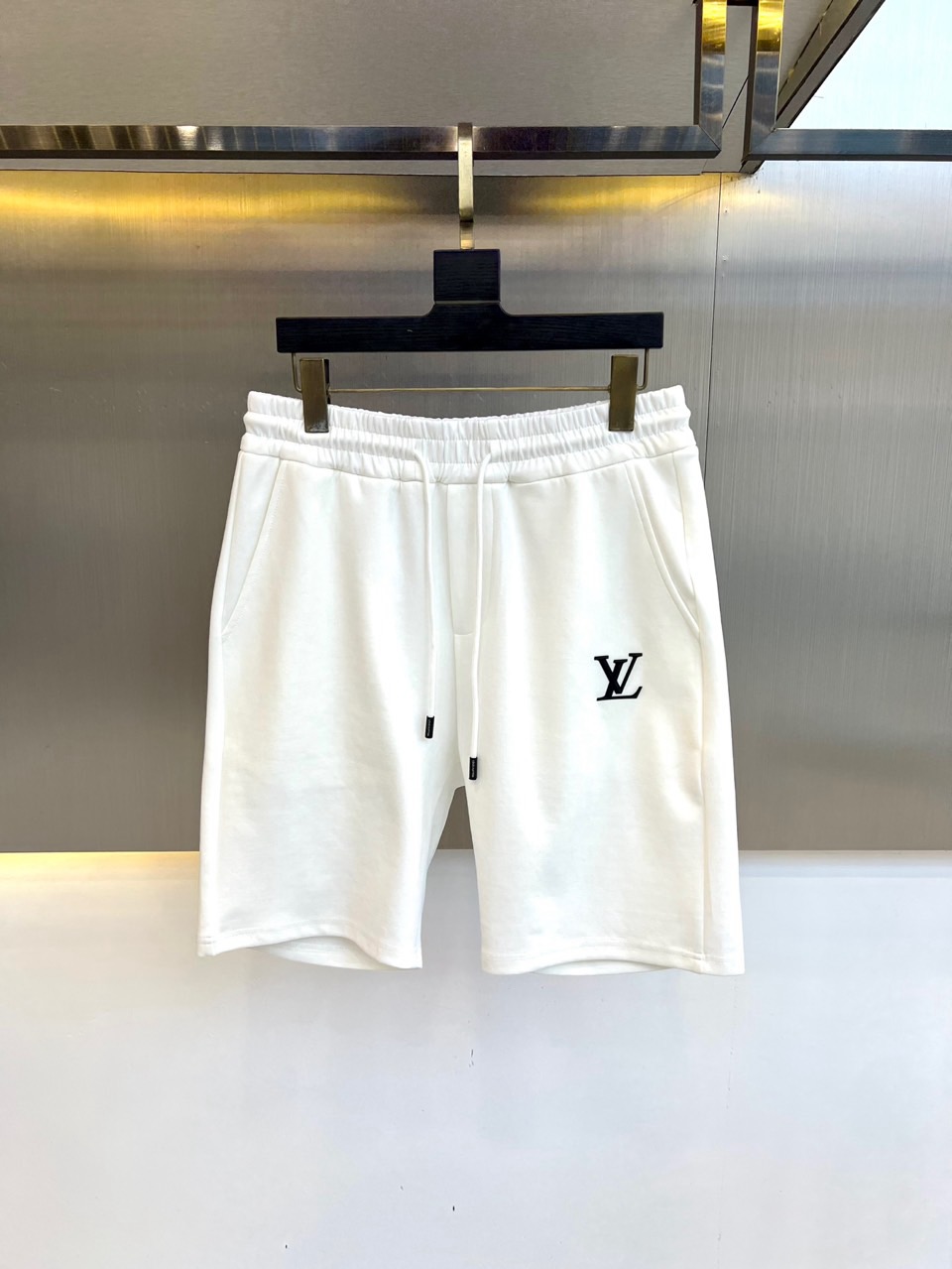 NO:474635,1v, 2025ss summer new product is released, logo logo to identify fashionable casual sports pinch pants/shorts!  The imported high-density knitted pure cotton material is smooth and simple, skin-friendly and refreshing. The softness and comfort of the fabric are impeccable, with high recognition, and there will be no mistakes in the upper body. The matching performance is undoubtedly the waist design, elastic elastic waist circumference modification!  Each piece of high-end craftsmanship determines success or failure!  Very good quality and a fashionable item!  48-56 (model 173, 143 catties upper body 50 sizes), shorts, alexander wang198609091v、 2025ss夏季新品发售,logo标识时尚休闲运动五分裤/短裤！甄选客供进口高密针织纯棉材质,平整简约,亲肤透爽.面料的柔软性舒适性也都是无可挑剔的,辨识度高,上身绝对不会出错,搭配性能更是毫无疑问,腰身设计松紧弹力腰围修饰！高端工艺每件决定成败！ 品质质感非常不错一款时尚单品！48-56（模特173,143斤上身50码）,,shorts,alexander wang,Men's clothing