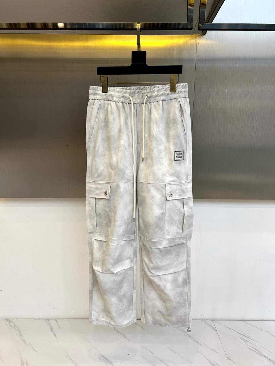 NO:472344,Miumiu and 25s spring and summer new men's drawstring casual work pants are newly released. The details are meticulous, creating the evergreen tree's evergreen without getting greasy and comfortable and versatile. As one of the fashionable items that men can wear at any time and anywhere, the simple design of casual pants is combined with high-end fabrics, fine embellishments, and three-dimensional tailoring, so that you can avoid being too mature and stable, but more self-centered and personalized. The imported long velvet cotton fabric is customized, and the sag behind the upper body is also very good. The three-dimensional tailoring is straight and the upper body is produced by the original manufacturer, and the perfect quality is shipped!  M-3XL (please report waist size by ordering), miumiu, alexander wang19860909miumiu、25s春夏新品男士抽绳休闲工装裤,全新发布新款定制,细节一丝不苟,打造出了常青树的百看不腻以及舒适百搭.休闲运动裤作为随时随地男人都能穿搭的时尚单品之一,休闲裤简洁的设计配合高档面料,细节点缀,立体剪裁,让你避免太过于成熟稳重,而是多了几分自我和个性.进口长绒精棉面料定制打造,上身后垂度也非常好,立体剪裁上身挺拔,原厂原单出品,完美品相出货！M-3XL（下单请报腰围尺寸）,,miumiu,alexander wang,Men's clothing