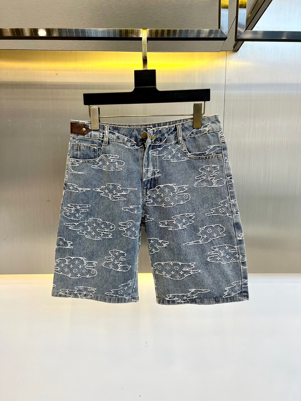 NO:472350,1v. Spring and summer new logo casual denim shorts are another masterpiece that makes people shine!  You can immediately feel its uniqueness when worn on the body, with a strong brand style and a relaxed look that will make you the highlight of the public!  Just because I was planted at a glance, I had to use materials, handicrafts, design and other production processes to the extreme, and 100% imported denim fabric!  Full cotton!  The texture of this model is quite touching, the specifications and grades are known with tentacles. The degree of delicateness and breathability are top-notch!  Size 30-36 (no 35) (please report height and weight by placing an order), shorts, alexander wang198609091v、春夏新品logo休闲牛仔短裤,又是一件让人眼前一亮的佳作！穿上身马上就能感受到它的与众不同,品牌风格浓烈,轻松的能让你变成大众亮点！只因为一眼就被种草,喜欢就要任性用料、手工、 设计等各方面的制作工序都是做到了极致,百分百进口牛仔面料！棉质饱满！此款的质感相当感人 触手便知规格档次 细腻程度与透气效果堪称顶级！尺码30-36（无35）（下单请报身高体重）,,shorts,alexander wang,Men's clothing