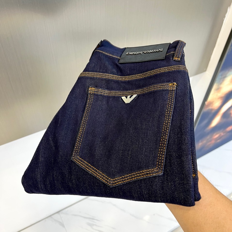 NO:472365,ARM Armani, new retro blue denim fashion washing jeans in autumn and winter. Denim jeans are essential items in the wardrobe and are a tool for daily mixing and matching and styling. Every detail is enough to taste!  The classic overall design carries retro style, rich retro colors, and pocket metal logo pattern modification!  The iconic logo waist brand logo has been reshaped again. The innovative leather logo is very stunning. The design brings the overall modern retro accent and fashionable feel to the extreme, and greatly enriches the overall vision!  The style is perfectly tailored, satisfied with everyday outfits, full of upper body styles, and must-have trousers for quality control!  29-38 (no 37 yards), Armani, jeans, alexander wang19860909ARM阿玛尼、秋冬新品复古蓝色丹宁时尚水洗牛仔裤,丹宁牛仔裤属于衣橱的必备单品,属于日常混搭和造型的利器 每个细节皆足矣品味！经典整体的设计承载了复古风格,浓郁的文艺复古色彩,口袋金属logo图案修饰！标志性logo腰牌标识再一次得到重塑,革新后的皮标非常惊艳,设计把整体的现代复古腔调及时髦感发挥到极致,且极大的丰富了整体的视觉！版型剪裁完美,满足于日常各种穿搭,上身型款十足,于品质控者必入型裤装！29-38（无37码）,,armani,jeans,alexander wang,Men's clothing