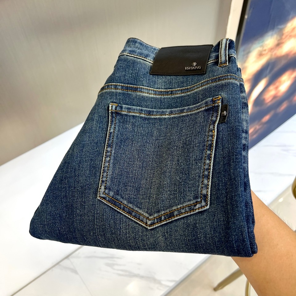 NO:472369,Vers Versace, new men's jeans for autumn and winter, with good elasticity and exclusive release, fashionable and elegant, heavy craftsmanship design. It uses primary color yeast washing technology, with hardware decoration, genuine leather brand, exquisite car line uses Turkish cotton to produce the most famous tannin cloth. It is of excellent quality, and the pants are soft after heavy washing!  The straight-footed style is not picky, and the upper body is absolutely stylish!  29-38, No 37 (please report waist size by placing an order), versace, versace, jeans, alexander wang19860909Vers范思哲、秋冬新品男士牛仔裤 面料弹性好.独家发售,时尚优雅 重工艺设计.采用原色酵母水洗工艺 配五金装饰 真皮皮牌 精致车线选用土耳其的棉花 生产出最有名的单宁布 品质卓然,经过重水洗使得裤子很柔软！直脚的版型 不挑人 上身绝对的有型！29-38,无37（下单请报腰围尺寸）,,versace,versace,jeans,alexander wang,Men's clothing