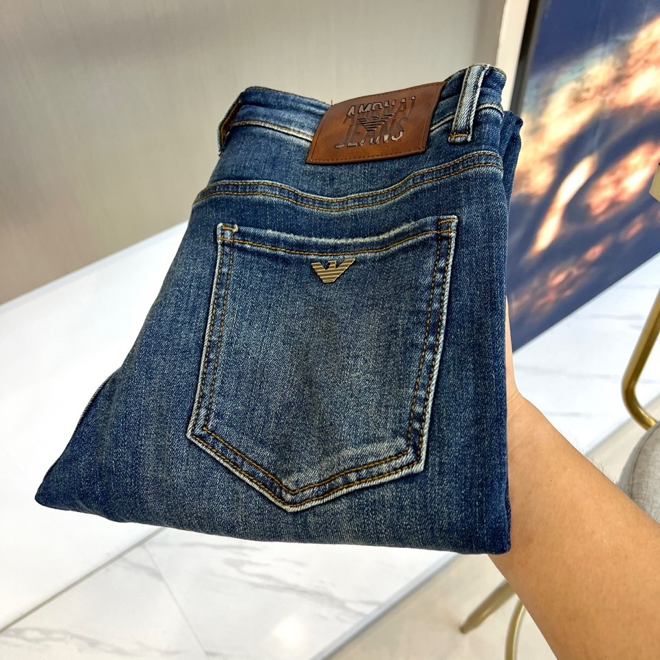 NO:472382,Amani and new jeans in autumn and winter, the latest commuting and versatile can be worn on any occasion. The imported primary color tannin high elastic fabric is very positive and the color is very good. The entire washing process is in line with environmental protection and irritating to human skin. The pants are stylish and comfortable, and the natural and casual pants are perfect. The real thing is very beautiful, and the details can show the careful craftsmanship and the details can show the quality of the big brand. I think such a feature is enough to make people excited. Super versatile basic styles are all used, and they are very valuable and cost-effective!  29-38 (no 37), Armani,jeans,alexander wang19860909Amani阿玛尼、秋冬新款牛仔裤,最新通勤百搭无论什么场合穿都可以,选用进口原色丹宁高弹面料颜色非常正原色,高成本才能出好货,整个洗水工艺都是符合环保对人体皮肤0刺激的,裤子有型又舒服具有休闲裤自然随性的特色,完美兼备.实物非常漂亮,细节上可见工艺用心,细节都能彰显大牌的品质感.我觉得这样一条特色足以让人心动.超百搭基本款人手一条,超值性价比！29-38（无37）,,armani,jeans,alexander wang,Men's clothing