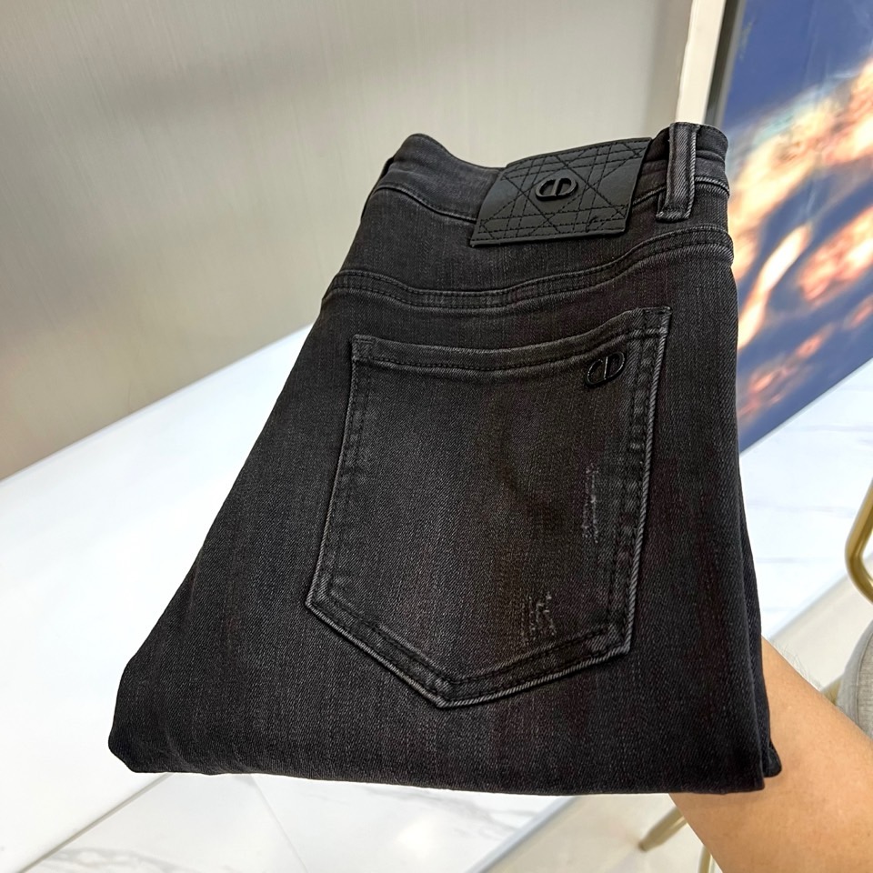 NO:472386,Dio and 25FW early autumn autumn autumn winter new products are available for men's jeans. A casual pants dominated by craftsmanship and fabrics. The accessories and fabrics are customized by the original Italian version. The properties and specifications of the fabrics are subversive. The materials are quite luxurious and exquisite. The heavy-duty twill fixed-woven cotton is soft and delicate, with a slightly elastic texture, providing an excellent comfort experience. The details are perfect, and the auxiliary materials are all provided by customers. The leather brand is very outstanding after innovation. The reverse velvet process is processed with a faint retro flavor. The fusion with tannin is natural, the style is first-class, the hip lifting is slim, and the business and casual mix are mixed with it. The duplexing is extremely practical and can be seen high-end tannin products!  29-38 (no 35,37),,dior,dior,jeans,alexander wang19860909Dio迪奥、25FW早秋秋冬新品发售男士牛仔裤,以工艺和面料为主导的一款休闲裤,通体的辅料和面料皆为意大利原版定制而成,面料之属性及规格颠覆常规,用料相当奢华考究,重磅成衣斜纹定织棉,质感柔软细腻,略带弹性,提供了绝佳的舒适体验,细节完美如斯,辅料皆为客供,皮牌经过革新后颇为出彩,反绒工艺处理,有着淡淡的复古味道,与之丹宁的融合浑然天成,版型一流,提臀修身,商务与休闲混搭兼备,复搭实穿性极高,可遇而不可求的高端丹宁产物！29-38（无35,37）,,dior,dior,jeans,alexander wang,Men's clothing
