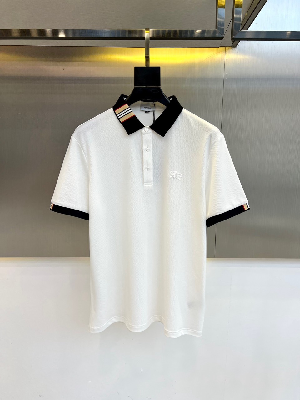 NO:472351,Burberry, 2025s classic iconic logo embellishment elements, classic fashion lapel, Polo shirt short sleeves, trading company channel orders, simple and elegant, fashionable and versatile, and the quality is even more unstriking!  The imported fixed-woven pure cotton bead mesh fabric is used, which is soft, straight, stylish, breathable and comfortable. The upper body has a good drooping feeling and is not easy to deform! It is even less likely to fade! A clean and refreshing foundation. The POLO shirt style is small and crisp pointed collar, and the armband design uses the three-dimensional craftsmanship of the brand logo, which perfectly combines leisure and business!  Fashionable and versatile!  48-56 (model 173, 143 catties upper body 50 sizes), burberry, T-shirt, alexander wang19860909巴宝莉、2025s经典标志性Logo点缀元素 经典时尚翻领 Polo衫短袖 ,贸易公司渠道订单,简约大气,时尚百搭,品相更是无法挑剔！选用客供进口定织纯棉珠地网眼面料,柔软挺阔有型、透气舒适.上身垂感好,不易变形!更不易褪色!干净清爽的基础 POLO衫版型,小巧而挺括的尖领有型又时尚,袖标设计运用了品牌logo立体工艺,休闲与商务完美结合！时尚百搭！48-56（模特173,143斤上身50码）,,burberry,T-shirt,alexander wang,Men's clothing