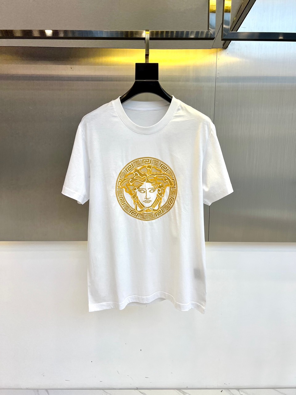NO:481135,VERSAE/Versace, 2025 new men's Medusa gold thread heavy industry embroidered letter logo short-sleeved T-shirt, which is made of 32 pieces imported by customers/tight cotton double yarn 255g heavy fine sulfur cotton. The fabric is smooth and delicate and has a texture. It is very comfortable and breathable and hygroscopic. It is comfortable and has no sense of stuffiness, allowing you to experience the ultimate wearing experience!  The details are extremely perfect, impeccable, the upper body effect is excellent, very eye-catching, and the return rate is unquestionable. The excellent item in the closet that improves vision is very handsome whether it is worn inside or alone!  48-56 (please report height and weight by placing an order), versace, versace, T-shirt, tees, t-shirt, alexander wang19860909VERSAE/范思哲、2025新款男士美杜莎金线重工刺绣字母logo短袖T恤,选用客供进口32支/紧密棉双纱255g重精硫棉材质,面料织纹平顺细腻且富有质感,着身的舒爽和透气吸湿性都非常的优越,贴肤舒适无闷热感,让你体验到极致享受的穿着体验！细节极致完美,无可挑剔,上身效果非常出色,非常招眼吸睛,回头率毋庸置疑,衣橱里改良视觉的绝佳单品,无论内搭还是单穿都爆帅十足！48-56（下单请报身高体重）,,versace,versace,T-shirt,tees，t-shirt,alexander wang,Men's clothing