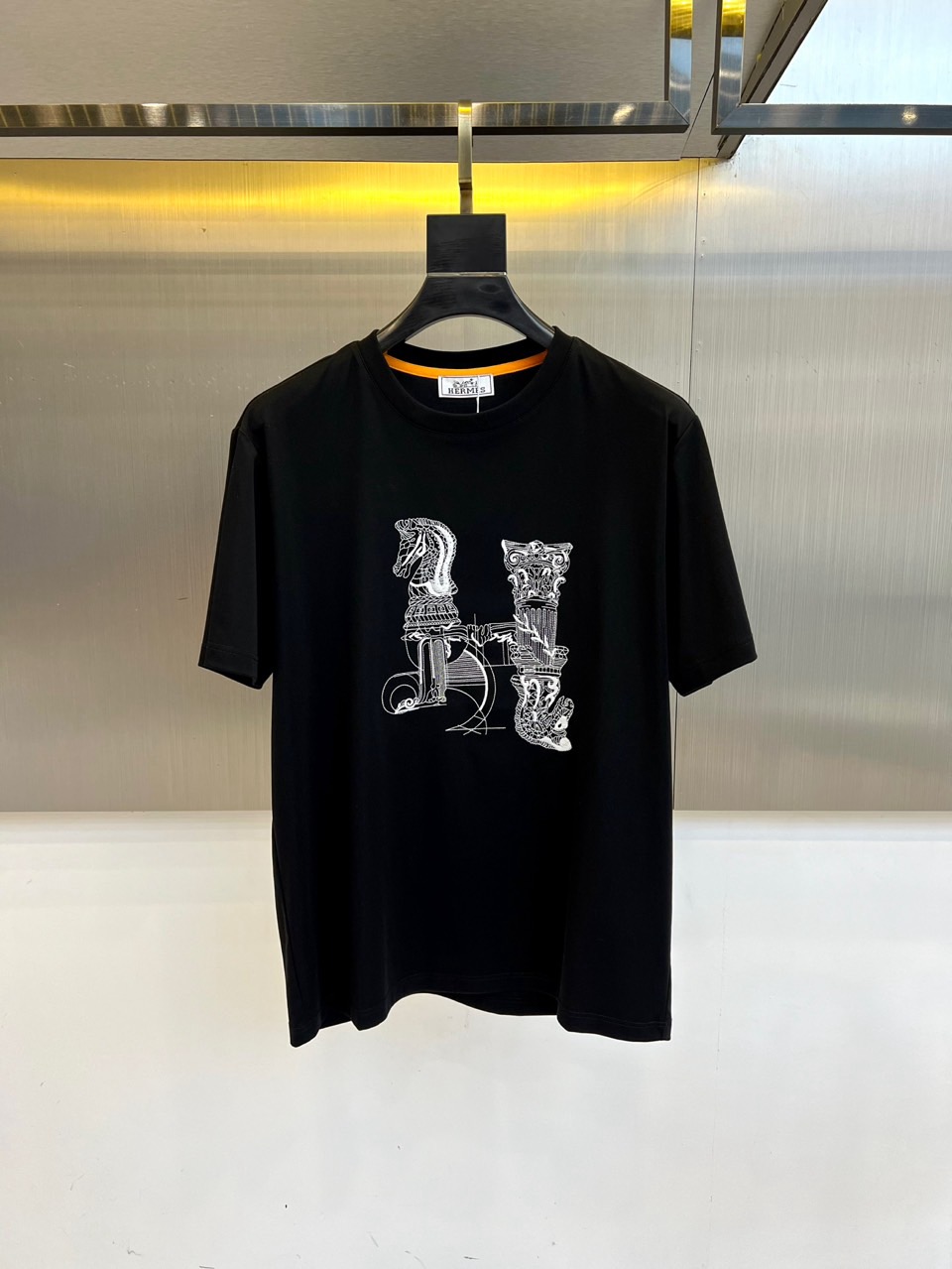 NO:472383,Hermes and 2025 new men's short-sleeved T-shirts, 32 pieces imported from customers/tight cotton double yarn 255g heavy fine sulfur cotton. The fabric is smooth and delicate and has a texture. The comfort and breathability of the body are very superior. It is comfortable and has no sense of stuffiness, allowing you to experience the ultimate and enjoyable wearing experience!  The details are extremely perfect, impeccable, the upper body effect is excellent, very eye-catching, and the return rate is unquestionable. The excellent item in the closet that improves vision is very handsome whether it is worn inside or alone!  48-56 (please report height and weight by placing an order),,hermes,T-shirt,tees,t-shirt,alexander wang19860909爱马仕、2025新款男短袖T恤,选用客供进口32支/紧密棉双纱255g重精硫棉材质,面料织纹平顺细腻且富有质感,着身的舒爽和透气吸湿性都非常的优越,贴肤舒适无闷热感,让你体验到极致享受的穿着体验！细节极致完美,无可挑剔,上身效果非常出色,非常招眼吸睛,回头率毋庸置疑,衣橱里改良视觉的绝佳单品,无论内搭还是单穿都爆帅十足！48-56（下单请报身高体重）,,hermes,T-shirt,tees，t-shirt,alexander wang,Men's clothing