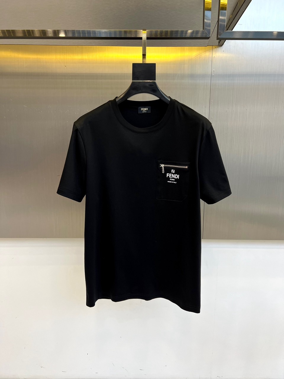 NO:472387,Fendi and 2025 new men's short-sleeved T-shirts, 32 pieces imported from customers/tight cotton double yarn 255g heavy fine sulfur cotton. The fabric is smooth and delicate and has a texture. The comfort and breathability of the body are very superior. It is comfortable and has no sense of stuffiness, allowing you to experience the ultimate and enjoyable wearing experience!  The details are extremely perfect, impeccable, the upper body effect is excellent, very eye-catching, and the return rate is unquestionable. The excellent item in the closet that improves vision is very handsome whether it is worn inside or alone!  48-56 (please report height and weight by placing an order), fendi, T-shirt, tees, t-shirt, alexander wang19860909芬迪、2025新款男短袖T恤,选用客供进口32支/紧密棉双纱255g重精硫棉材质,面料织纹平顺细腻且富有质感,着身的舒爽和透气吸湿性都非常的优越,贴肤舒适无闷热感,让你体验到极致享受的穿着体验！细节极致完美,无可挑剔,上身效果非常出色,非常招眼吸睛,回头率毋庸置疑,衣橱里改良视觉的绝佳单品,无论内搭还是单穿都爆帅十足！48-56（下单请报身高体重）,,fendi,T-shirt,tees，t-shirt,alexander wang,Men's clothing