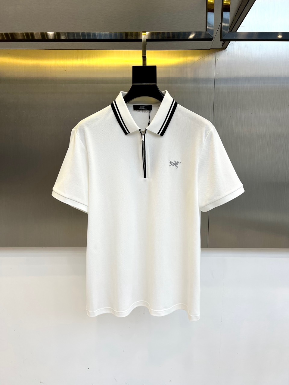 NO:472346,Archaeopteryx, 2025s classic iconic logo embellishment elements, classic fashion lapel, Polo shirt short sleeves, trading company channel orders, simple and elegant, fashionable and versatile, and the quality is even more unstriking!  The imported fixed-woven pure cotton bead mesh fabric is used, which is soft, straight, stylish, breathable and comfortable. The upper body has a good drooping feeling and is not easy to deform! It is even less likely to fade! A clean and refreshing foundation. The POLO shirt style is small and crisp pointed collar, and the armband design uses the three-dimensional craftsmanship of the brand logo, which perfectly combines leisure and business!  Fashionable and versatile!  48-58 (model 173, 143 catties upper body 50 sizes), arc'teryx, T-shirt, alexander wang19860909始祖鸟、2025s经典标志性Logo点缀元素 经典时尚翻领 Polo衫短袖 ,贸易公司渠道订单,简约大气,时尚百搭,品相更是无法挑剔！选用客供进口定织纯棉珠地网眼面料,柔软挺阔有型、透气舒适.上身垂感好,不易变形!更不易褪色!干净清爽的基础 POLO衫版型,小巧而挺括的尖领有型又时尚,袖标设计运用了品牌logo立体工艺,休闲与商务完美结合！时尚百搭！48-58（模特173,143斤上身50码）,arc'teryx,T-shirt,alexander wang,Men's clothing