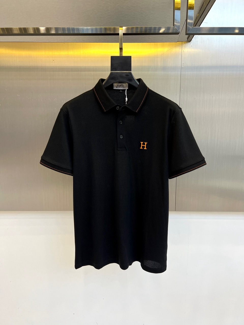 NO:472358,Hermes, 2025s classic iconic logo embellishment elements, classic fashion lapel, Polo shirt short sleeves, trading company channel orders, simple and elegant, fashionable and versatile, and the quality is even more unstriking!  The imported fixed-woven pure cotton bead mesh fabric is used, which is soft, straight, stylish, breathable and comfortable. The upper body has a good drooping feeling and is not easy to deform! It is even less likely to fade! A clean and refreshing foundation. The POLO shirt style is small and crisp pointed collar, and the armband design uses the three-dimensional craftsmanship of the brand logo, which perfectly combines leisure and business!  Fashionable and versatile!  48-58 (model 173, 143 catties upper body 50 sizes), hermes, T-shirt, alexander wang19860909爱马仕、2025s经典标志性Logo点缀元素 经典时尚翻领 Polo衫短袖 ,贸易公司渠道订单,简约大气,时尚百搭,品相更是无法挑剔！选用客供进口定织纯棉珠地网眼面料,柔软挺阔有型、透气舒适.上身垂感好,不易变形!更不易褪色!干净清爽的基础 POLO衫版型,小巧而挺括的尖领有型又时尚,袖标设计运用了品牌logo立体工艺,休闲与商务完美结合！时尚百搭！48-58（模特173,143斤上身50码）,,hermes,T-shirt,alexander wang,Men's clothing