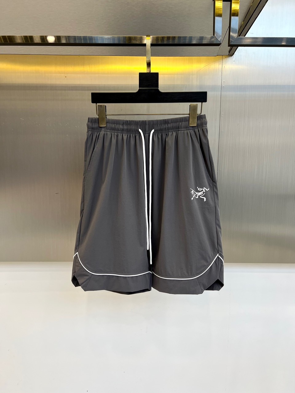 NO:474643,Archaeopteryx, 2025ss summer new product is available, logo logo designs fashionable casual sports pinch pants/shorts!  The imported high-density knitted pure cotton material is smooth and simple, skin-friendly and refreshing. The softness and comfort of the fabric are impeccable, with high recognition, and there will be no mistakes in the upper body. The matching performance is undoubtedly the waist design, elastic elastic waist circumference modification!  Each piece of high-end craftsmanship determines success or failure!  Very good quality and a fashionable item!  48-54 (model 173, 143 catties upper body 50 sizes), arc'teryx, shorts, alexander wang19860909始祖鸟、 2025ss夏季新品发售,logo标识时尚休闲运动五分裤/短裤！甄选客供进口高密针织纯棉材质,平整简约,亲肤透爽.面料的柔软性舒适性也都是无可挑剔的,辨识度高,上身绝对不会出错,搭配性能更是毫无疑问,腰身设计松紧弹力腰围修饰！高端工艺每件决定成败！ 品质质感非常不错一款时尚单品！48-54（模特173,143斤上身50码）,arc'teryx,shorts,alexander wang,Men's clothing