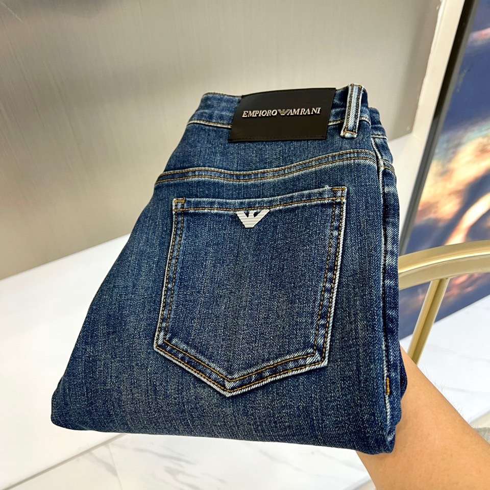 NO:481107,Amani, 2025 autumn and winter new jeans, the latest commuting and versatile can be worn on any occasion. The imported primary color tannin high elastic fabric is very positive and the color is high-cost to produce good products. The entire washing process is in line with environmental protection and irritating to human skin. The pants are stylish and comfortable, and have the natural and casual pants, perfect. The real thing is very beautiful, and the details can show the careful craftsmanship and the details can show the quality of the big brand. I think such a feature is enough to make people excited. Super versatile basic styles are all used, and they are very valuable and cost-effective!  29-38 (no 37), Armani,jeans,alexander wang19860909Amani阿玛尼、2025秋冬新款牛仔裤,最新通勤百搭无论什么场合穿都可以,选用进口原色丹宁高弹面料颜色非常正原色,高成本才能出好货,整个洗水工艺都是符合环保对人体皮肤0刺激的,裤子有型又舒服具有休闲裤自然随性的特色,完美兼备.实物非常漂亮,细节上可见工艺用心,细节都能彰显大牌的品质感.我觉得这样一条特色足以让人心动.超百搭基本款人手一条,超值性价比！29-38（无37）,,armani,jeans,alexander wang,Men's clothing