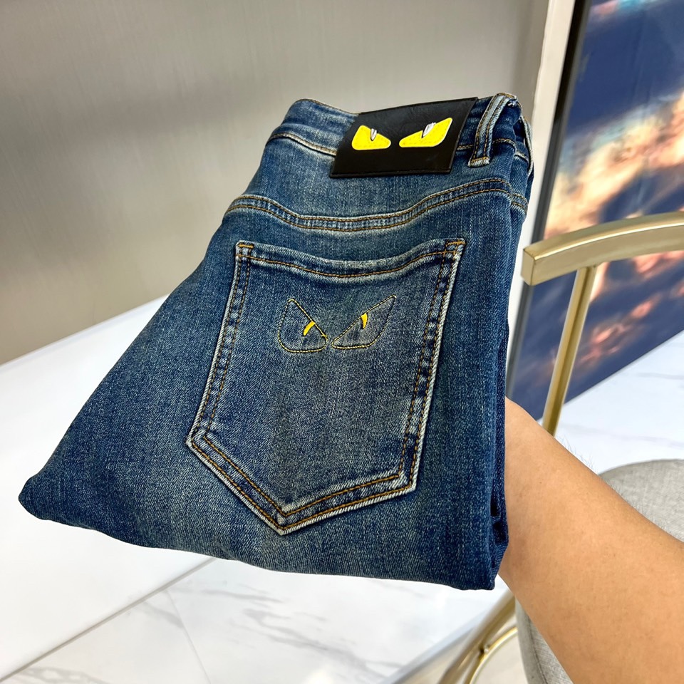 NO:481058,Fendi and the latest 2025 autumn and winter launch new products for men's casual jeans!  Heavy industry wash jeans!  Custom fabrics are softer and more comfortable than ordinary denim fabrics!  Super heavy industry washing process, double craft washing. The whole pair of pants has a comfortable feel, delicateness and breathable effect. All hardware brand logos are customized by special models, and the materials are selected as the best attributes. A good pair of jeans focuses on the fabric!  The fabric is very elastic and the comfort is great!  The fabric is very dense!  !  The texture of customer-supplied imports is very strong!  The low-key design style is simple and generous!  29-38 (no 37), fendi, fendi, jeans, alexander wang19860909Fendi芬迪、2025秋冬最新推出男士休闲牛仔裤新品！重工水洗牛仔裤！定制面料和一般牛仔布料比起来,更加柔软舒适！超重工洗水工艺 双工艺洗水 整条裤子,手感舒适,细腻程度与透气效果堪称顶级,所有的五金品牌logo都是专模定做,材质都是选最好的属性.好的一条牛仔裤,重点在面料！面料的弹性很好,舒适性非常棒！面料密度很高！！客供进口的质感非常强大！低调设计风格简洁大方！29-38（无37）,,fendi,fendi,jeans,alexander wang,Men's clothing