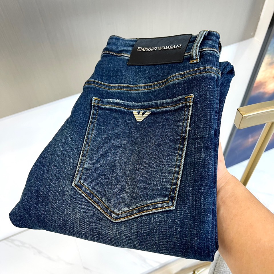 NO:481064,Amani, 2025 autumn and winter new jeans, the latest commuting and versatile can be worn on any occasion. The imported primary color tannin high elastic fabric is very positive and the color is high-cost to produce good products. The entire washing process is in line with environmental protection and irritating to human skin. The pants are stylish and comfortable, and have the natural and casual pants, perfect. The real thing is very beautiful, and the details can show the careful craftsmanship and the details can show the quality of the big brand. I think such a feature is enough to make people excited. Super versatile basic styles are all used, and they are very valuable and cost-effective!  29-38 (no 37), Armani,jeans,alexander wang19860909Amani阿玛尼、2025秋冬新款牛仔裤,最新通勤百搭无论什么场合穿都可以,选用进口原色丹宁高弹面料颜色非常正原色,高成本才能出好货,整个洗水工艺都是符合环保对人体皮肤0刺激的,裤子有型又舒服具有休闲裤自然随性的特色,完美兼备.实物非常漂亮,细节上可见工艺用心,细节都能彰显大牌的品质感.我觉得这样一条特色足以让人心动.超百搭基本款人手一条,超值性价比！29-38（无37）,,armani,jeans,alexander wang,Men's clothing