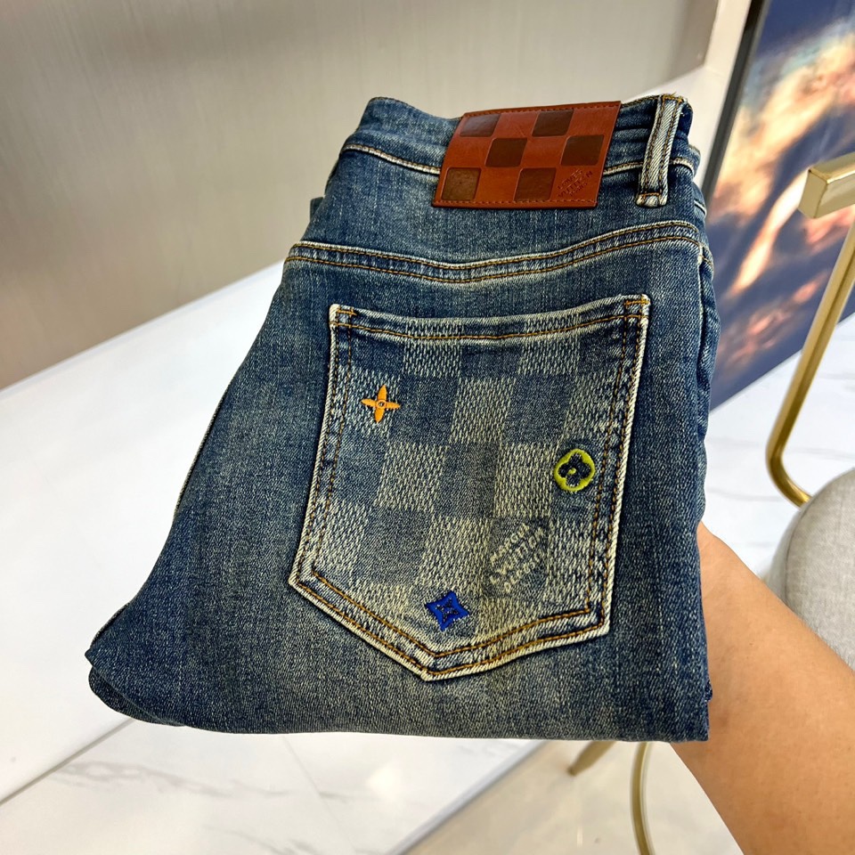 NO:481069,1v, 2025 autumn and winter new men's five-pocket jeans (on sale first) The fabric contains leica leica fiber, which moves with you, is loyal to the original shape, incorporates elastic fiber, pure green and pollution-free cotton, which feels comfortable and slightly elastic, and has no sense of restraint on the upper body. The overall solid color is simple and simple design, and only has the same color embroidery mark on the back pocket, which has strong brand elements. Classic jeans with five-pocket styles. The thickness of the fabric is moderate, comfortable and breathable, with a three-dimensional tailoring and a slightly slim fit. It is easy to wear and versatile, and is compatible with various outfit types!  28-38 (no 37), jeans,alexander wang198609091v、2025秋冬新款男士五口袋牛仔裤,（抢先发售）面料含有莱卡莱卡纤维,随身而动,忠于原有衣形,融入弹力纤维,纯绿色无污染的棉花,手感舒适微微有弹力,上身没有束缚感,整体纯色简洁设计,只在后口袋处有同色系标志绣标,品牌元素极强.经典牛仔裤五口袋的款式 面料厚度是适中,舒适透气,立体剪裁整体略修身,基础好穿又百搭的一款牛仔裤装,兼容各种穿搭类型！28—38（无37）,,jeans,alexander wang,Men's clothing