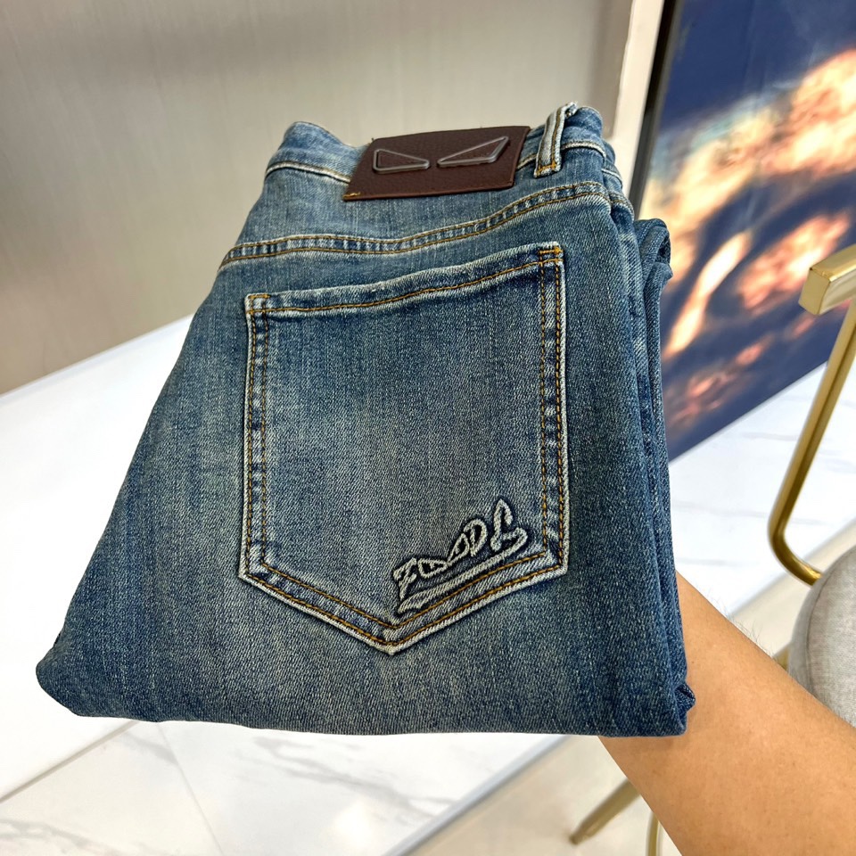 NO:481075,Fendi and the latest 2025 autumn and winter launch new products for men's casual jeans!  Heavy industry wash jeans!  Custom fabrics are softer and more comfortable than ordinary denim fabrics!  Super heavy industry washing process, double craft washing. The whole pair of pants has a comfortable feel, delicateness and breathable effect. All hardware brand logos are customized by special models, and the materials are selected as the best attributes. A good pair of jeans focuses on the fabric!  The fabric is very elastic and the comfort is great!  The fabric is very dense!  !  The texture of customer-supplied imports is very strong!  The low-key design style is simple and generous!  29-38 (no 37), fendi, fendi, jeans, alexander wang19860909Fendi芬迪、2025秋冬最新推出男士休闲牛仔裤新品！重工水洗牛仔裤！定制面料和一般牛仔布料比起来,更加柔软舒适！超重工洗水工艺 双工艺洗水 整条裤子,手感舒适,细腻程度与透气效果堪称顶级,所有的五金品牌logo都是专模定做,材质都是选最好的属性.好的一条牛仔裤,重点在面料！面料的弹性很好,舒适性非常棒！面料密度很高！！客供进口的质感非常强大！低调设计风格简洁大方！29-38（无37）,,fendi,fendi,jeans,alexander wang,Men's clothing