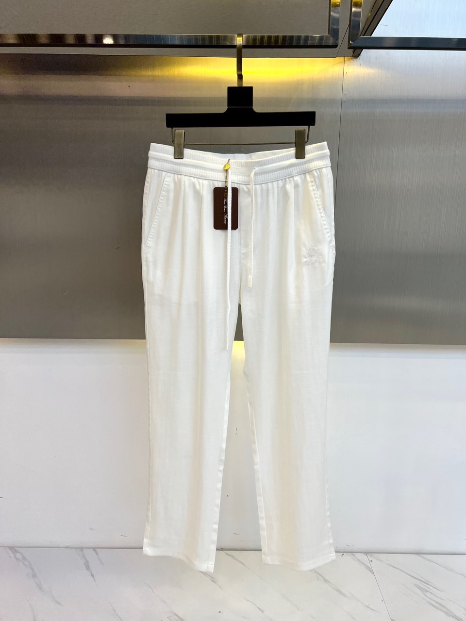 NO:481144,Loro Piana, 25SS spring and summer new Tiansi cotton blend drawstring casual pants, selected customized 18 Tiansi 82 ​​cotton blend material, woven in golden proportions, making the fabric both soft and shiny silk and unique dryness and wide!  The touch is as gentle as the spring breeze blows on your face, as if every inch of your skin is enjoying the gentle caress!  In addition to comfort, it should not be underestimated in terms of fashion. The classic badge embroidery design in the front and the metal nameplate decoration in the back pocket show the brand identity in the details and strongly reflect the overall luxury and high-end feeling!  48-56 (model 173, 143 catties upper body 50 sizes), loro piana, gold, alexander wang19860909Loro Piana、25SS春夏新款天丝棉混纺抽绳休闲裤,精选客供定制18天丝82棉混纺材质,以黄金比例织造而成,使得面料既有丝的柔美光泽,又具有天丝特有的干爽挺阔！触感轻柔得如同春风拂面,仿佛每一寸肌肤都在享受着温柔的抚摸！而除了舒适之外,在时尚方面也同样不容小觑,前幅的经典徽章刺绣设计,搭配后兜的金属铭牌装饰,于细节之处即彰显了品牌身份又强烈体现出整体的奢华与高级感！48-56（模特173,143斤上身50码）,,loro piana,gold,alexander wang,Men's clothing