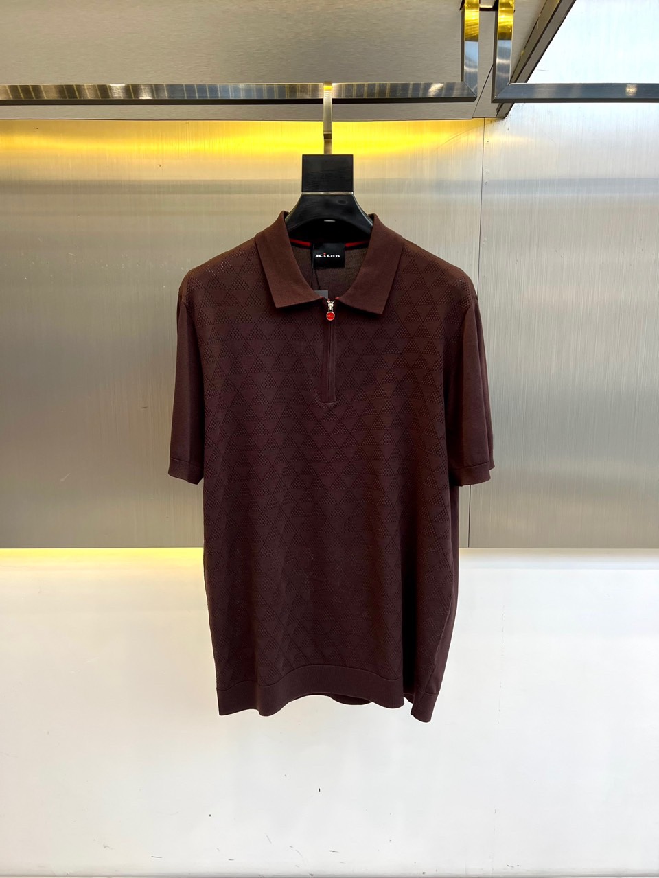 NO:481153,Kiton | Island Cotton Half Zipper Lapel T-shirt. The body is crochet pattern, and the classic POLO collar design. The clothes feel soft and skin-friendly. They are visually exquisite, textured, noble, very simple and very quality. They can be used as an inner layer in early spring, and can be worn alone in summer, which can be matched in various forms. The collision of colors and art, and the unique neutral tones instantly illuminate your overall shape. The lapel design that combines classic and fashion, matched with eye-catching semi-zippers to show unique taste and fashion attitude, simple without losing style. Just be business and casual, versatile and not picky!  48-56 (model 173, 143 catties upper body 50 sizes), alexander wang19860909kiton |海岛棉半拉链翻领T 恤.衣身上是钩花图案,经典POLO领设计,衣服触感柔软亲肤,视觉上很精致、有质感、高贵,非常简单也很显品质.早春可作为内搭,夏季可单独穿着,可以搭配出多种形式.色彩与艺术的碰撞,独特的中性色调,瞬间点亮你的整体造型,经典与时尚融合的翻领设计,搭配醒目半拉链,彰显独特品味与时尚态度,简约而不失格调.商务休闲俩即可,百搭不挑！48-56（模特173,143斤上身50码）,,alexander wang,Men's clothing