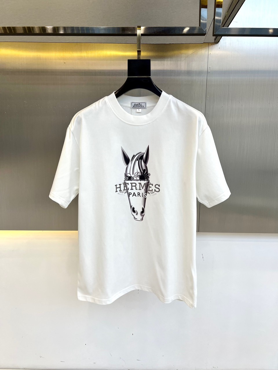 NO:481086,Hermes, 2025 spring and summer men's new round neck short-sleeved T-shirt. Imported fixed fabric is pure cotton, the fabric feels silky and soft, breathable and skin-friendly, and it is extremely comfortable to wear, and the overall texture is quite high!  The iconic logo on the body and chest is complete with three standards and carefully crafted. It is simple, fashionable and classic, and it is eye-catching, with great recognition and class!  The regular casual style cutting design makes it easy to make you look slim and taller!  M-4XL (model 173, 143 catties upper body L size), hermes, T-shirt,tees, t-shirt,alexander wang19860909爱马仕、2025春夏男士新款圆领短袖T恤.进口定织面料纯棉、面料手感丝滑柔软,透气亲肤性极佳,着身无比的舒适,整体质感相当之高！衣身胸前标志性Logo,三标齐全、重工艺精心打造,简约时尚经典让人眼前一亮,极具辨识度与档次感！常规的休闲版型裁剪设计,轻松凹出显瘦显高身型！M-4XL（模特173,143斤上身L码）,,hermes,T-shirt,tees，t-shirt,alexander wang,Men's clothing