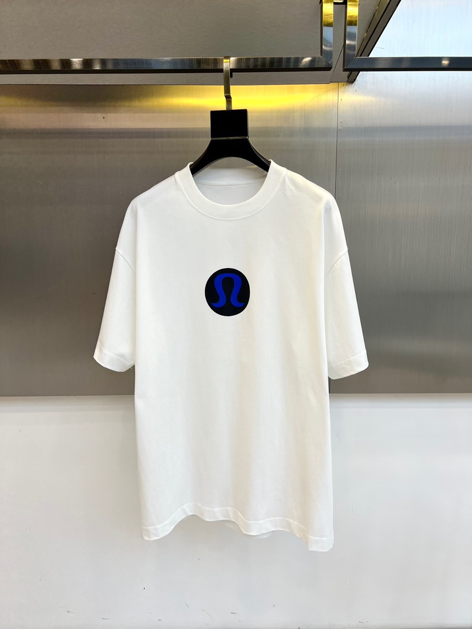 NO:481092,Lululemeng, 2025 new men's short-sleeved T-shirt, which is made of 32 pieces of imported/close cotton double yarn 255g heavy fine sulfur cotton. The fabric is smooth and delicate and has a texture. It is very comfortable and breathable and hygroscopic. It is comfortable and has no sense of stuffiness, allowing you to experience the ultimate and enjoyable wearing experience!  The details are extremely perfect, impeccable, the upper body effect is excellent, very eye-catching, and the return rate is unquestionable. The excellent item in the closet that improves vision is very handsome whether it is worn inside or alone!  48-56 (please report height and weight by placing an order), T-shirt,tees,t-shirt,alexander wang19860909露露乐萌、2025新款男短袖T恤,选用客供进口32支/紧密棉双纱255g重精硫棉材质,面料织纹平顺细腻且富有质感,着身的舒爽和透气吸湿性都非常的优越,贴肤舒适无闷热感,让你体验到极致享受的穿着体验！细节极致完美,无可挑剔,上身效果非常出色,非常招眼吸睛,回头率毋庸置疑,衣橱里改良视觉的绝佳单品,无论内搭还是单穿都爆帅十足！48-56（下单请报身高体重）,,T-shirt,tees，t-shirt,alexander wang,Men's clothing