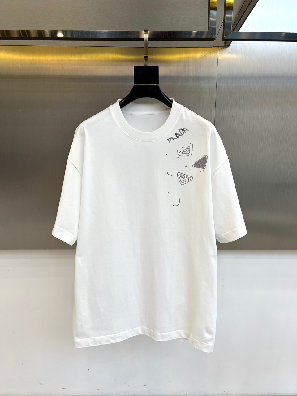 NO:481097,Prada and 2025 new men's short-sleeved T-shirts, 32 pieces imported from customers/tight cotton double yarn 255g heavy fine sulfur cotton. The fabric is smooth and delicate and has a texture. The comfort and breathability of the body are very superior. It is comfortable and has no sense of stuffiness, allowing you to experience the ultimate and enjoyable wearing experience!  The details are extremely perfect, impeccable, the upper body effect is excellent, very eye-catching, and the return rate is unquestionable. The excellent item in the closet that improves vision is very handsome whether it is worn inside or alone!  48-56 (please report height and weight by placing an order),,prada,T-shirt,tees,t-shirt,alexander wang19860909普拉达、2025新款男短袖T恤,选用客供进口32支/紧密棉双纱255g重精硫棉材质,面料织纹平顺细腻且富有质感,着身的舒爽和透气吸湿性都非常的优越,贴肤舒适无闷热感,让你体验到极致享受的穿着体验！细节极致完美,无可挑剔,上身效果非常出色,非常招眼吸睛,回头率毋庸置疑,衣橱里改良视觉的绝佳单品,无论内搭还是单穿都爆帅十足！48-56（下单请报身高体重）,,prada,T-shirt,tees，t-shirt,alexander wang,Men's clothing