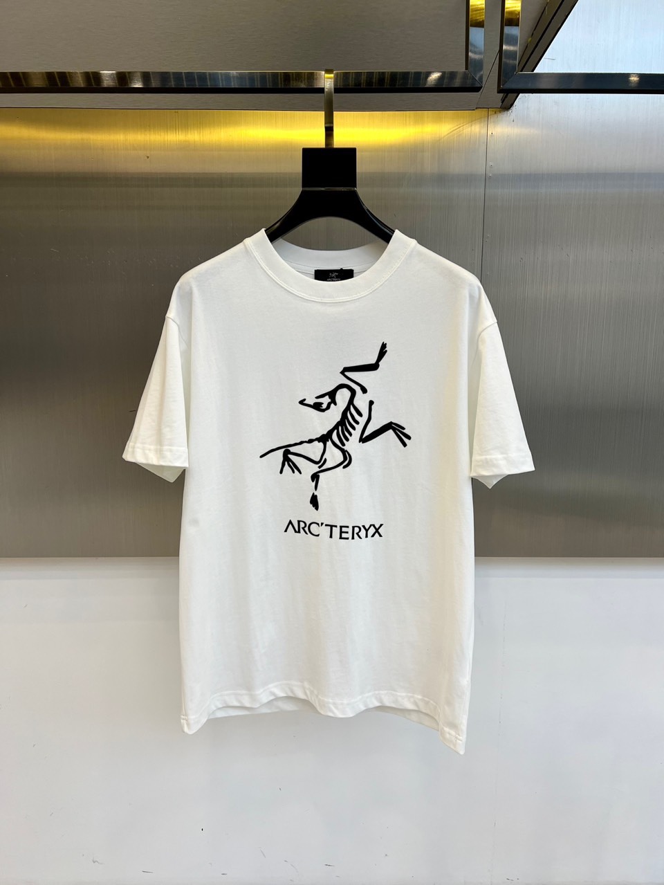 NO:477196,Archaeopteryx, a new round neck short-sleeved T-shirt for spring and summer men. Imported fixed fabric is pure cotton, the fabric feels silky and soft, breathable and skin-friendly, and it is extremely comfortable to wear, and the overall texture is quite high!  The iconic logo on the body and chest is complete with three standards and carefully crafted. It is simple, fashionable and classic, and it is eye-catching, with great recognition and class!  The regular casual style cutting design makes it easy to make you look slim and taller!  48-54 (model 173, 143 catties upper body 48 sizes) (a size larger), arc'teryx, T-shirt, tees, t-shirt, alexander wang19860909始祖鸟、春夏男士新款圆领短袖T恤.进口定织面料纯棉、面料手感丝滑柔软,透气亲肤性极佳,着身无比的舒适,整体质感相当之高！衣身胸前标志性Logo,三标齐全、重工艺精心打造,简约时尚经典让人眼前一亮,极具辨识度与档次感！常规的休闲版型裁剪设计,轻松凹出显瘦显高身型！48-54（模特173,143斤上身48码）（偏大一码）,arc'teryx,T-shirt,tees，t-shirt,alexander wang,Men's clothing