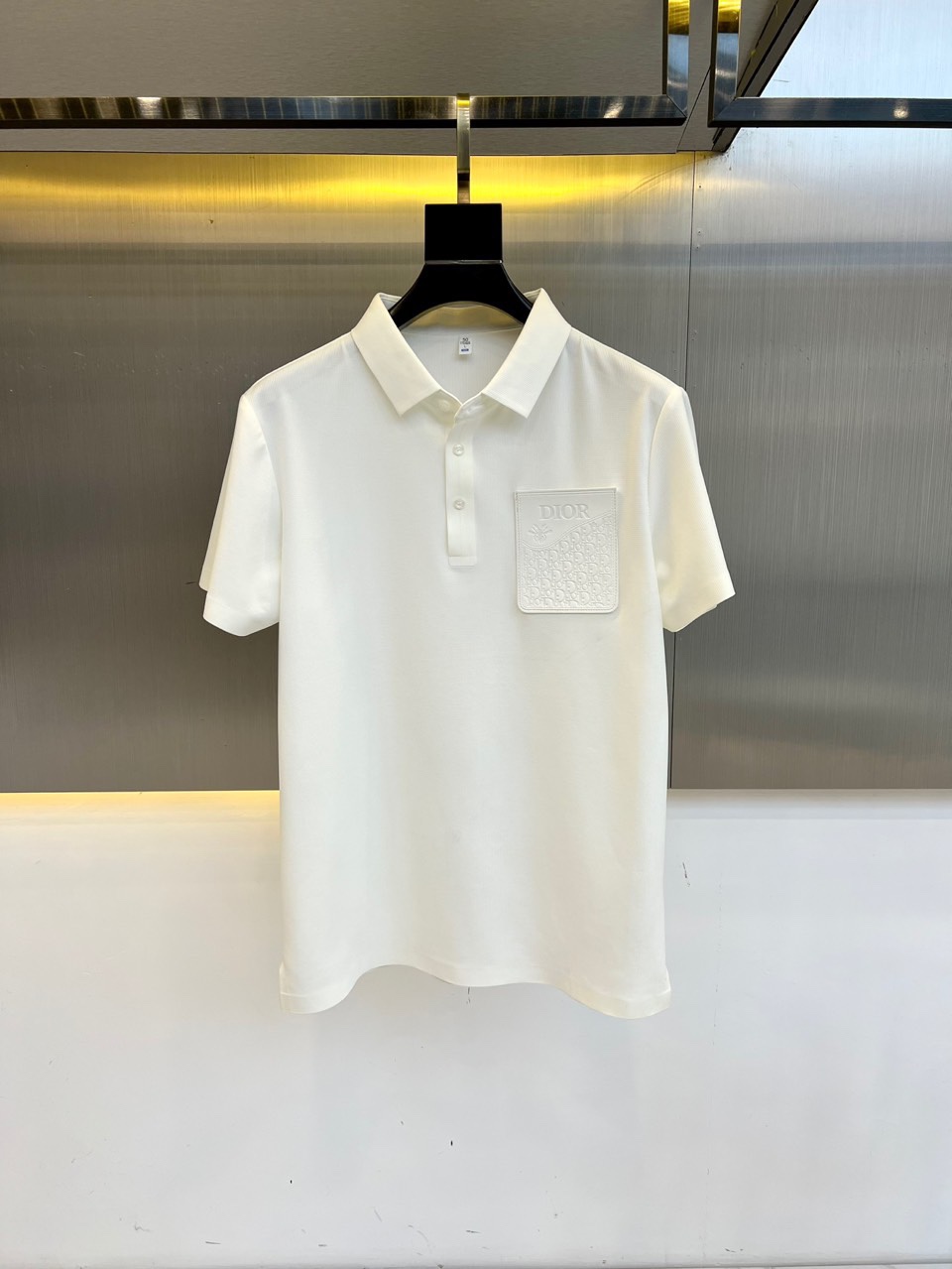 NO:477212,Dior, spring and summer new men's lapel pullover short-sleeved sweater slim casual T-shirt. Customized fabric, breathable and comfortable, and has been treated with special washing process. It has soft touch and greatly improved texture. The upper body is comfortable and breathable. It uses horizontal knitting technology, with complex production, delicate patterns and rich colors, giving the fabric superior breathability, a firm texture and full drooping feeling. The upper body effect is handsome and stylish, and it reveals the unique personality of the brand. The body is cleverly lengthened, making the wearer look taller and stylish. The body is cut appropriately, not too tight or loose, perfectly fits the body lines, showing the balance of elegance and casualness. M-4XL (model 173, 143 jin upper body L size), dior, T-shirt,tees, t-shirt,alexander wang19860909Dior、春夏新款男士翻领套头短袖针织衫修身休闲T恤.定制面料、透气舒爽、经过特殊浇洗工艺处理,手感柔软且质感大幅提升,上身舒适透气.采用横机针织工艺,制作复杂,花纹细腻,色彩丰富,赋予面料优越的透气性、挺括的质地和十足的垂感,上身效果帅气有型,简约中透出品牌独有的个性.巧妙拉长身形比例,令穿着者更显高挑有型.衣身裁剪得体,既不过分紧绷,也不显得松垮,完美贴合身形线条,展现优雅与随性的平衡.M-4XL（模特173,143斤上身L码）,,dior,T-shirt,tees，t-shirt,alexander wang,Men's clothing