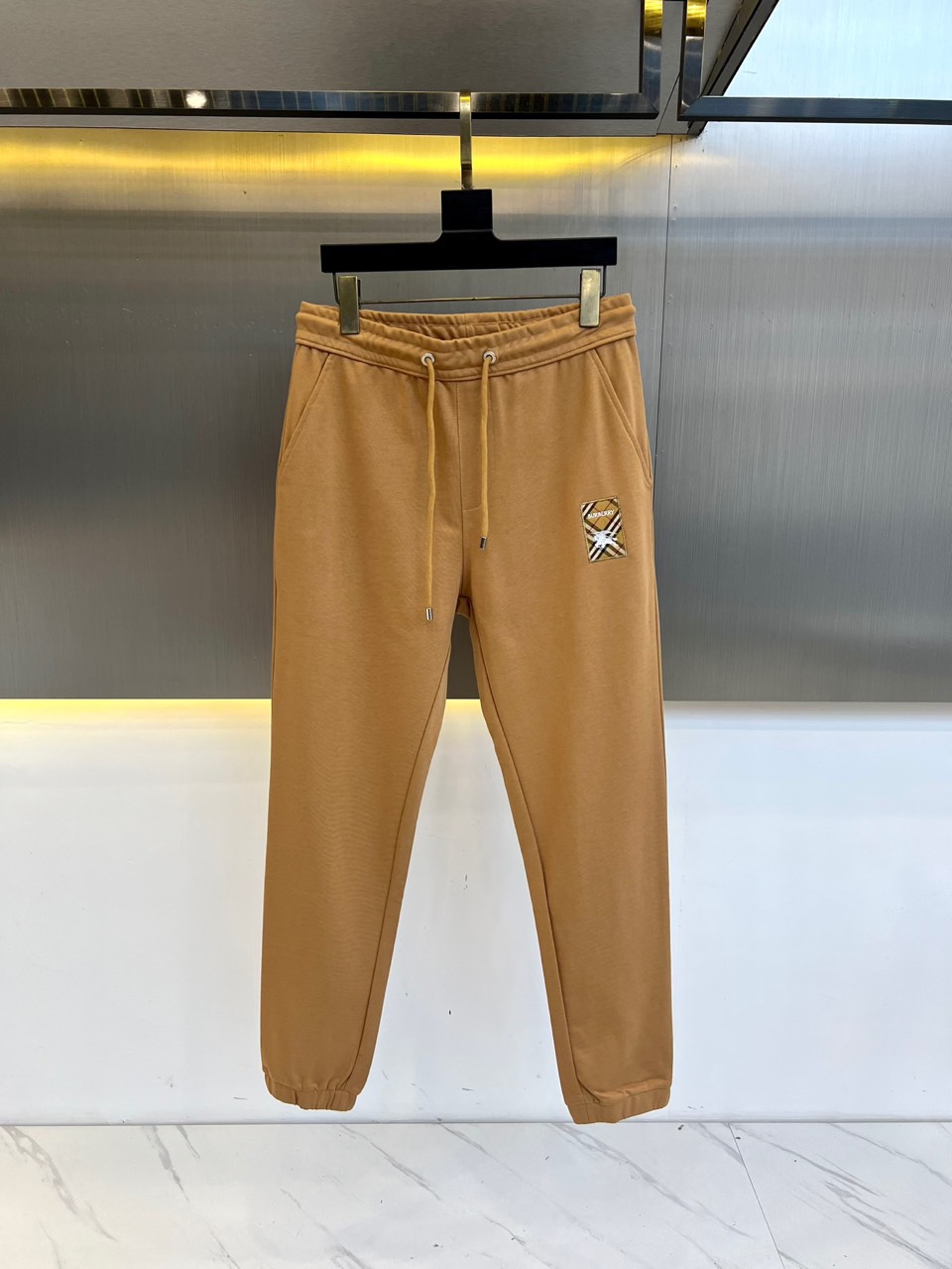 NO:481110,Burberry, 2025 spring and summer new embroidered casual trousers. Guest-supplied knitted island cotton fabric, the delicate and orderly knitting process creates the initial soft texture of cotton, and the material surface is a grid-like design. The drawstring elastic waist-hugging and elastic screw-tip shape belongs to the latest sharpening design, creating fashionable, simple, natural, fashionable, loose-fitting cut!  48-56 (please report height and weight by placing an order), burberry, burberry, alexander wang19860909Bur巴宝莉、2025春夏新品刺绣休闲卫裤.客供针织海岛棉面料,细腻有序的针织工艺造就了棉质最初的那份柔软的质感,料面呈现宫格状设计.抽绳弹性收腰搭配弹性螺口造型属于最新的锐化设计,成就时尚潮流的,简约,自然,时髦,松版型裁剪！48-56（下单请报身高体重）,,burberry,burberry,alexander wang,Men's clothing