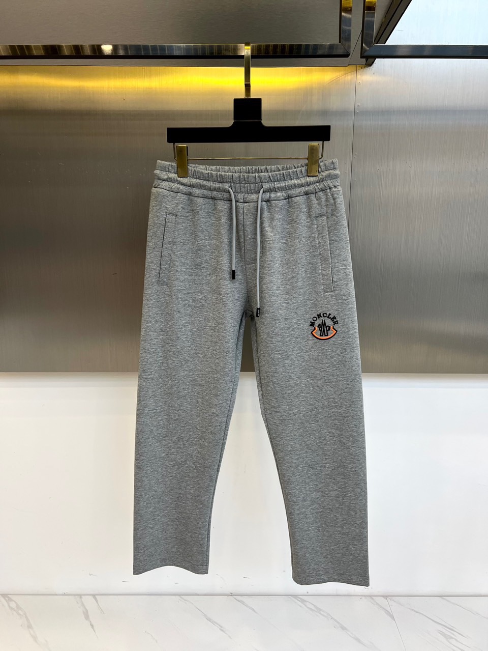 NO:481118,The new men's drawstring casual embroidered sports sweatpants for 25s spring and summer are newly released for new customization, with meticulous details, creating the evergreen tree's evergreen without getting greasy and comfortable and versatile. As one of the fashionable items that men can wear at any time and anywhere, the simple design of casual pants is combined with high-end fabrics, fine embellishments, and three-dimensional tailoring, so that you can avoid being too mature and stable, but more self-indulgent and personality. The imported long velvet cotton fabric is customized, and the sag behind the upper body is also very good. The three-dimensional tailoring is straight and the upper body is produced by the original manufacturer, and the perfect quality is shipped!  48-56 (please report waist size by ordering), Moncler, alexander wang19860909蒙口、25s春夏新品男士抽绳休闲刺绣运动卫裤,全新发布新款定制,细节一丝不苟,打造出了常青树的百看不腻以及舒适百搭.休闲运动裤作为随时随地男人都能穿搭的时尚单品之一,休闲裤简洁的设计配合高档面料,细节点缀,立体剪裁,让你避免太过于成熟稳重,而是多了几分自我和个性.进口长绒精棉面料定制打造,上身后垂度也非常好,立体剪裁上身挺拔,原厂原单出品,完美品相出货！48-56（下单请报腰围尺寸）,,Moncler,alexander wang,Men's clothing