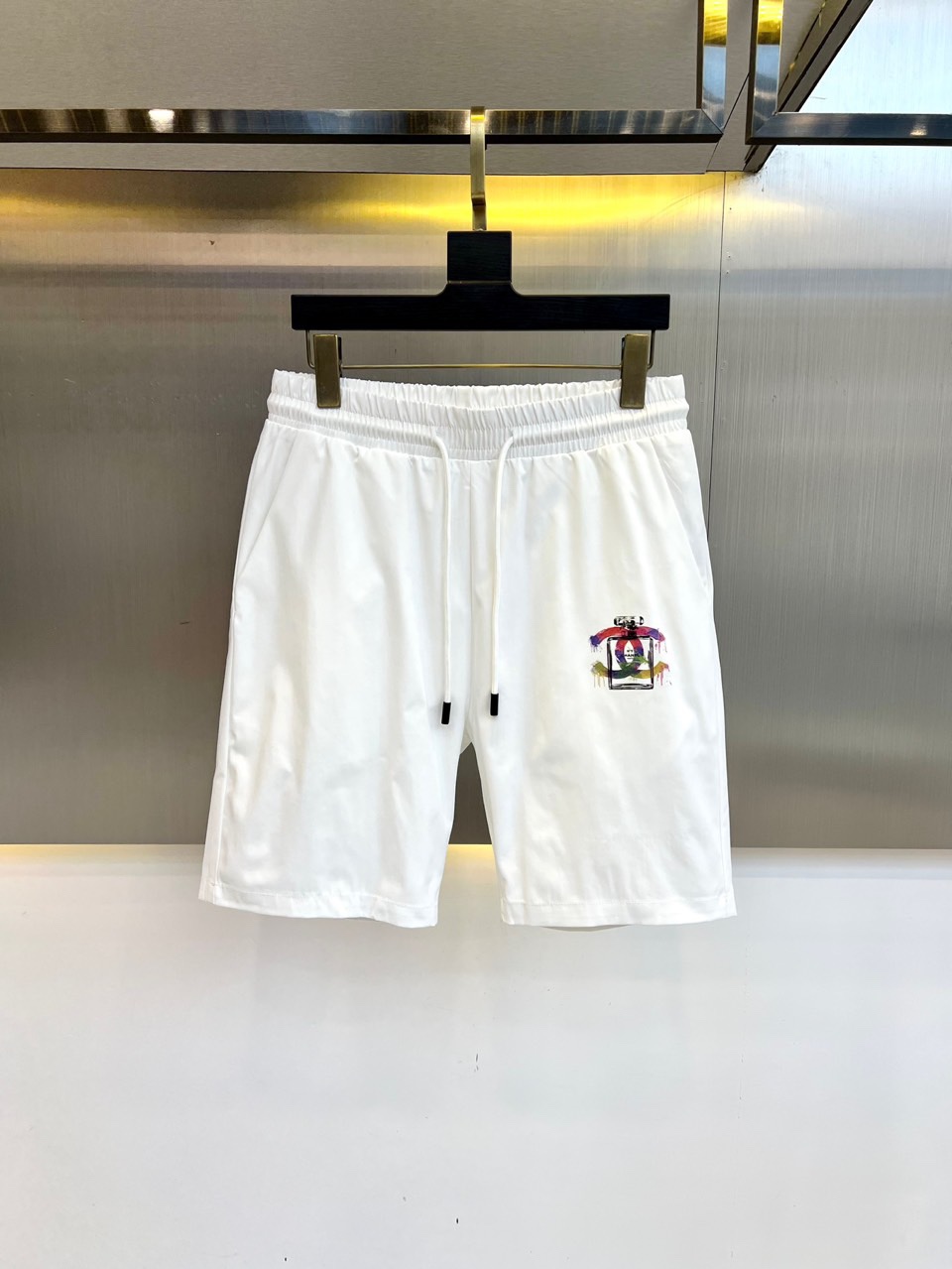 NO:477240,Ch Chanel, 25s new summer casual shorts!  Drawstring printed logo design. Simple and high-end. Custom Egyptian cotton fabric with imported high-density cotton, light and breathable. Full of comfort. The original hardware is full of texture and strong sense of high-end!  The overall vision is simple but not monotonous. It is full of high-end feeling!  The three-dimensional cutting craftsmanship is not picky!  48-56 (please report waist size by order), chanel, shorts, alexander wang19860909Ch香奈儿、25s新款夏季休闲短裤！抽绳印花logo设计.简单高级.进口高密棉订制埃及棉面料,手感轻薄透气.舒适感满满.原厂五金质感满满.高级感强！整体视觉简单而不单调.满满高级感！立体裁剪工艺版型不挑人！48-56（下单请报腰围尺寸）,,chanel,shorts,alexander wang,Men's clothing