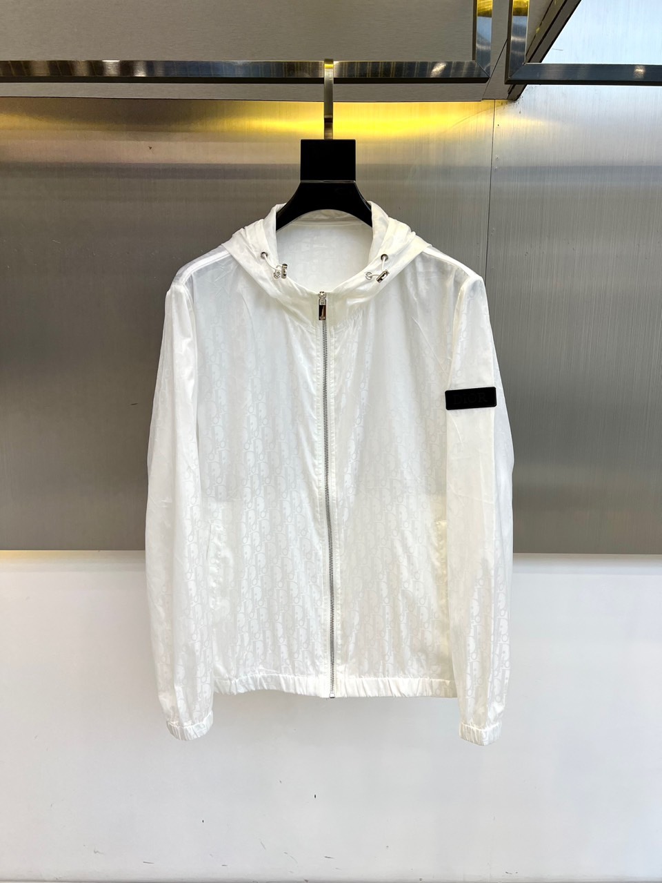 NO:477187,Dior, men's hooded casual jacket, spring and summer thin jacket, sun protection clothes. Sun protection performance UPF20+, super water-repellent performance, can reach level 4 after washing, absorb sweat and remove moisture, keeping the body dry, light, thin and stylish at all times, soft, elastic and smooth, spliced ​​decorative fabric nylon + 15 elastic pull-up frame, making the fabric wear-resistant and elastic, and the ready-to-wear has a strong sense of muscles and bones!  Excellent choice for casual outdoors. 48-56 (please report height and weight by placing an order),,dior,jackets & coats,jackets & coats,hats,alexander wang19860909Dior、男士连帽休闲夹克春夏装薄款外套防晒衣.防晒性能UPF20+,超强防泼水性能,洗后可达4级,吸汗排湿,让身体时刻保持干爽轻薄有型,软弹爽滑,拼接装饰面料尼龙+15弹力拉架,让织物耐磨耐穿富有弹性,成衣有很强的筋骨感！休闲户外绝佳选择.48-56（下单请报身高体重）,,dior,jackets & coats,jackets & coats,hats,alexander wang,Men's clothing