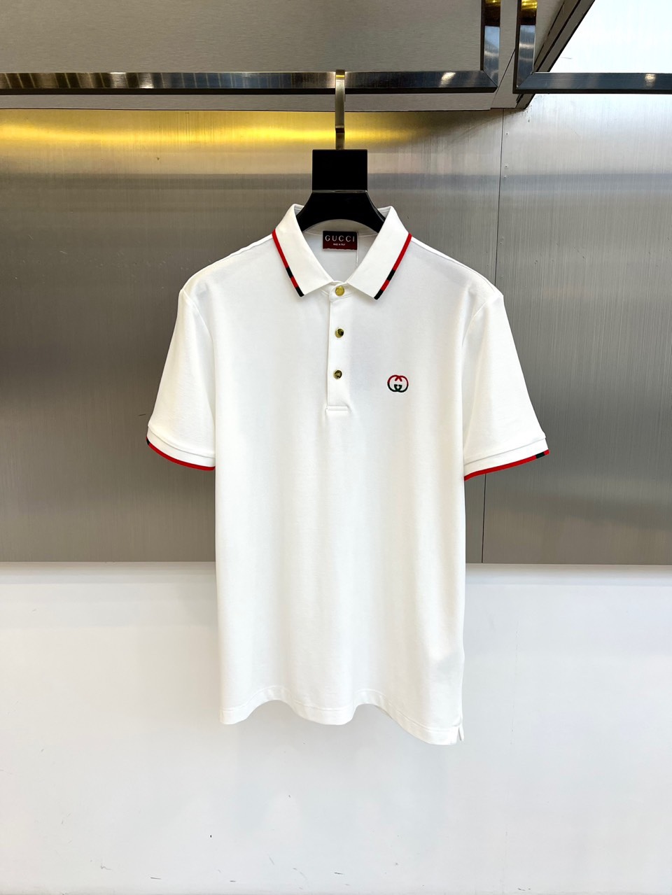 NO:477199,Gucci and s classic iconic logo embellishments, classic fashion lapels, short-sleeved Polo shirts, trading company channel orders, simple and elegant, fashionable and versatile, and the quality is even more unstriking!  The imported fixed-woven pure cotton bead mesh fabric is used, which is soft, straight, stylish, breathable and comfortable. The upper body has a good drooping feeling and is not easy to deform! It is even less likely to fade! A clean and refreshing foundation. The POLO shirt style is small and crisp pointed collar, and the armband design uses the three-dimensional craftsmanship of the brand logo, which perfectly combines leisure and business!  Fashionable and versatile!  48-58 (model 173, 143 catties upper body 50 sizes), gucci, T-shirt, alexander wang19860909Gucci、s经典标志性Logo点缀元素 经典时尚翻领 Polo衫短袖 ,贸易公司渠道订单,简约大气,时尚百搭,品相更是无法挑剔！选用客供进口定织纯棉珠地网眼面料,柔软挺阔有型、透气舒适.上身垂感好,不易变形!更不易褪色!干净清爽的基础 POLO衫版型,小巧而挺括的尖领有型又时尚,袖标设计运用了品牌logo立体工艺,休闲与商务完美结合！时尚百搭！48-58（模特173,143斤上身50码）,,gucci,T-shirt,alexander wang,Men's clothing