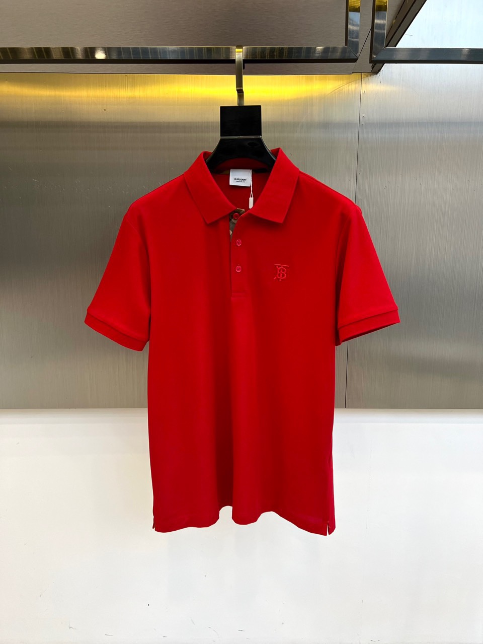 NO:477206,Burberry and S classic iconic logo embellishment elements, classic fashion lapels, short-sleeved Polo shirts, trading company channel orders, simple and elegant, fashionable and versatile, and the quality is even more unstriking!  The imported fixed-woven pure cotton bead mesh fabric is used, which is soft, straight, stylish, breathable and comfortable. The upper body has a good drooping feeling and is not easy to deform! It is even less likely to fade! A clean and refreshing foundation. The POLO shirt style is small and crisp pointed collar, and the armband design uses the three-dimensional craftsmanship of the brand logo, which perfectly combines leisure and business!  Fashionable and versatile!  48-58 (model 173, 143 catties upper body 50 sizes), burberry, T-shirt, alexander wang19860909巴宝莉、s经典标志性Logo点缀元素 经典时尚翻领 Polo衫短袖 ,贸易公司渠道订单,简约大气,时尚百搭,品相更是无法挑剔！选用客供进口定织纯棉珠地网眼面料,柔软挺阔有型、透气舒适.上身垂感好,不易变形!更不易褪色!干净清爽的基础 POLO衫版型,小巧而挺括的尖领有型又时尚,袖标设计运用了品牌logo立体工艺,休闲与商务完美结合！时尚百搭！48-58（模特173,143斤上身50码）,,burberry,T-shirt,alexander wang,Men's clothing