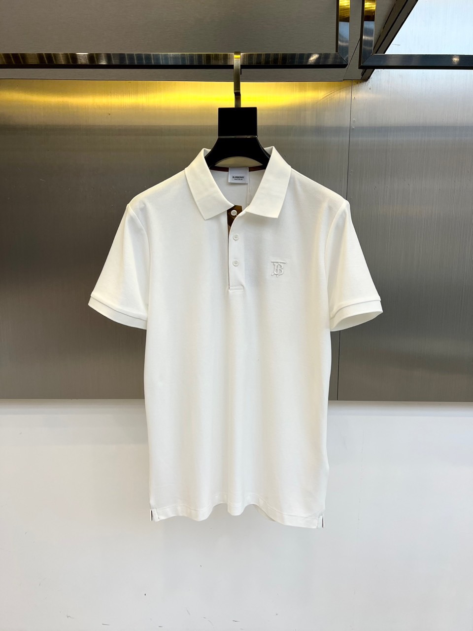 NO:480190,Burberry, 2025s classic iconic logo embellishment elements, classic fashion lapel, Polo shirt short sleeves, trading company channel orders, simple and elegant, fashionable and versatile, and the quality is even more unstriking!  The imported fixed-woven pure cotton bead mesh fabric is used, which is soft, straight, stylish, breathable and comfortable. The upper body has a good drooping feeling and is not easy to deform! It is even less likely to fade! A clean and refreshing foundation. The POLO shirt style is small and crisp pointed collar, and the armband design uses the three-dimensional craftsmanship of the brand logo, which perfectly combines leisure and business!  Fashionable and versatile!  48-58 (model 173, 143 catties upper body 50 sizes), burberry, T-shirt, alexander wang19860909巴宝莉、2025s经典标志性Logo点缀元素 经典时尚翻领 Polo衫短袖 ,贸易公司渠道订单,简约大气,时尚百搭,品相更是无法挑剔！选用客供进口定织纯棉珠地网眼面料,柔软挺阔有型、透气舒适.上身垂感好,不易变形!更不易褪色!干净清爽的基础 POLO衫版型,小巧而挺括的尖领有型又时尚,袖标设计运用了品牌logo立体工艺,休闲与商务完美结合！时尚百搭！48-58（模特173,143斤上身50码）,,burberry,T-shirt,alexander wang,Men's clothing