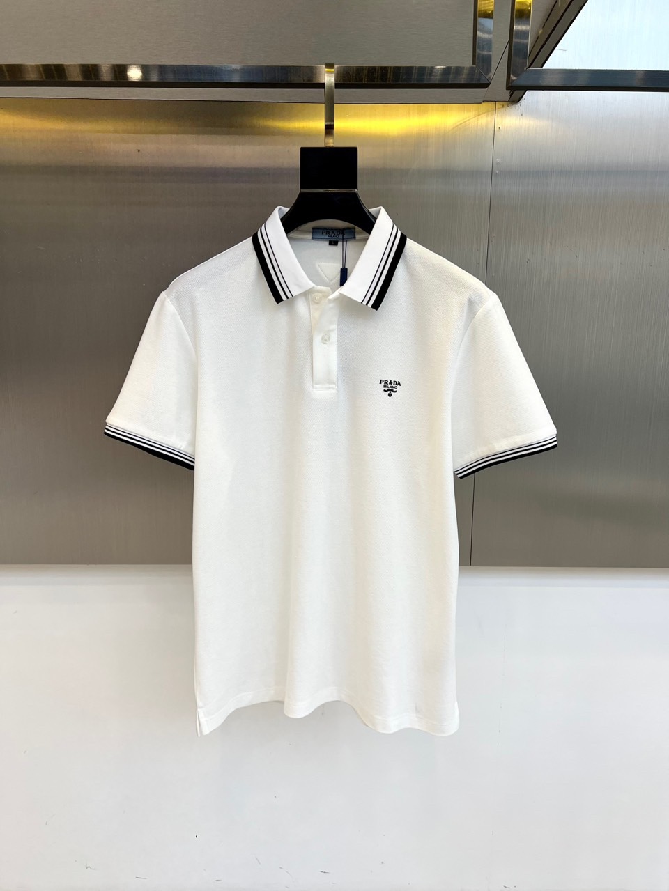 NO:477211,Prada and S classic iconic logo embellishments, classic fashion lapels, short-sleeved Polo shirts, trading company channel orders, simple and elegant, fashionable and versatile, and the quality is even more unstriking!  The imported fixed-woven pure cotton bead mesh fabric is used, which is soft, straight, stylish, breathable and comfortable. The upper body has a good drooping feeling and is not easy to deform! It is even less likely to fade! A clean and refreshing foundation. The POLO shirt style is small and crisp pointed collar, and the armband design uses the three-dimensional craftsmanship of the brand logo, which perfectly combines leisure and business!  Fashionable and versatile!  48-58 (model 173, 143 catties upper body 50 sizes), prada, T-shirt, alexander wang19860909普拉达、s经典标志性Logo点缀元素 经典时尚翻领 Polo衫短袖 ,贸易公司渠道订单,简约大气,时尚百搭,品相更是无法挑剔！选用客供进口定织纯棉珠地网眼面料,柔软挺阔有型、透气舒适.上身垂感好,不易变形!更不易褪色!干净清爽的基础 POLO衫版型,小巧而挺括的尖领有型又时尚,袖标设计运用了品牌logo立体工艺,休闲与商务完美结合！时尚百搭！48-58（模特173,143斤上身50码）,,prada,T-shirt,alexander wang,Men's clothing