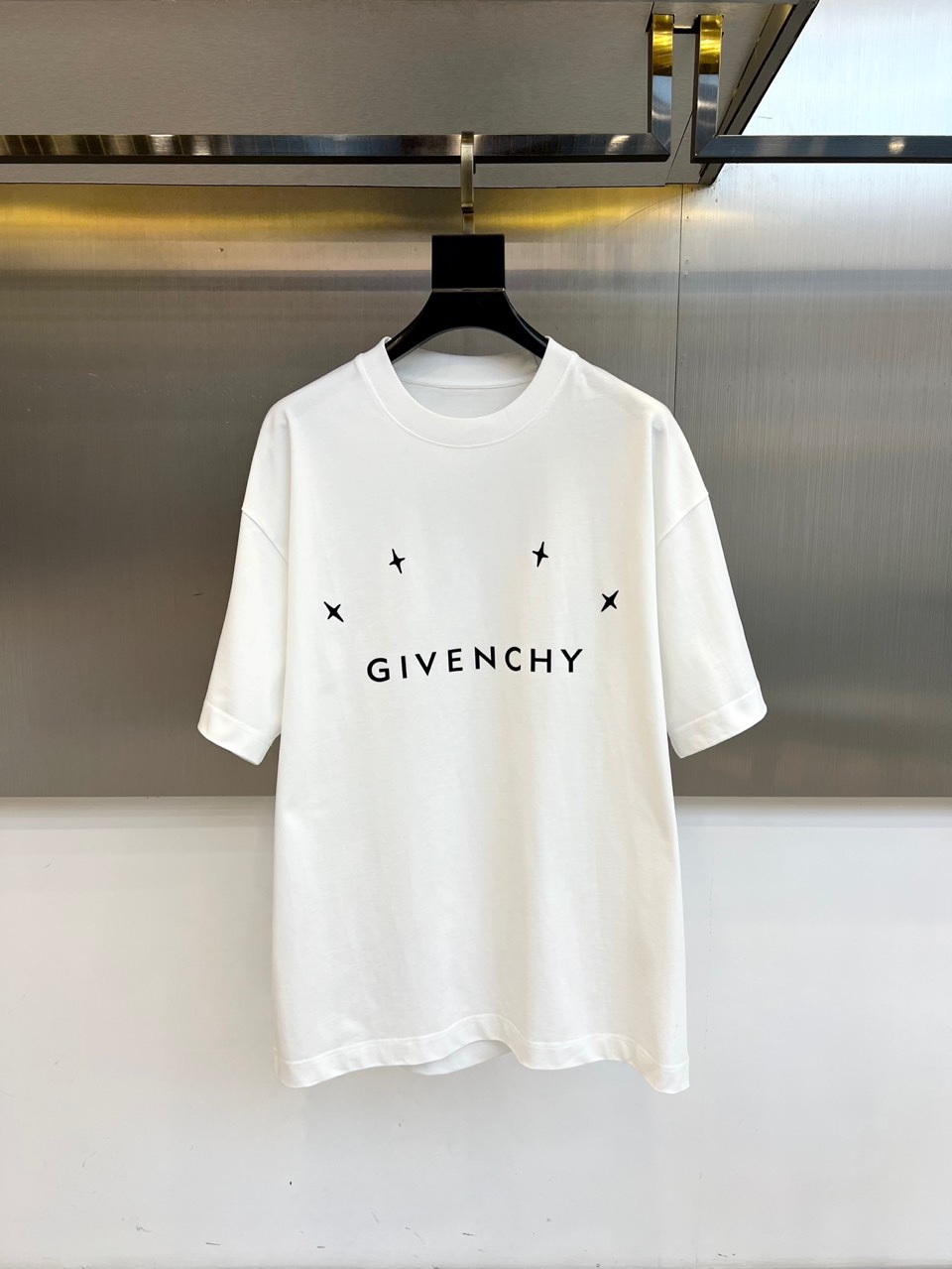NO:477218,Givenchy, a new men's short-sleeved T-shirt, is made of 32 pieces of imported/close cotton double yarn 255g heavy fine sulfur cotton. The fabric is smooth and delicate and has a texture. It is very comfortable and breathable and hygroscopic. It is comfortable and has no sense of stuffiness, allowing you to experience the ultimate and enjoyable wearing experience!  The details are extremely perfect, impeccable, the upper body effect is excellent, very eye-catching, and the return rate is unquestionable. The excellent item in the closet that improves vision is very handsome whether it is worn inside or alone!  48-56 (please report height and weight by placing an order), given, T-shirt, tees, t-shirt, alexander wang19860909纪梵希、新款男短袖T恤,选用客供进口32支/紧密棉双纱255g重精硫棉材质,面料织纹平顺细腻且富有质感,着身的舒爽和透气吸湿性都非常的优越,贴肤舒适无闷热感,让你体验到极致享受的穿着体验！细节极致完美,无可挑剔,上身效果非常出色,非常招眼吸睛,回头率毋庸置疑,衣橱里改良视觉的绝佳单品,无论内搭还是单穿都爆帅十足！48-56（下单请报身高体重）,,givenchy,T-shirt,tees，t-shirt,alexander wang,Men's clothing
