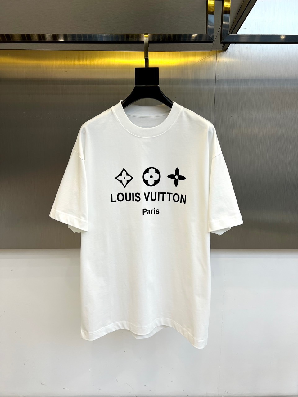 NO:477225,1v. New men's short-sleeved T-shirt, 32 pieces imported from customers/tight cotton double yarn 255g heavy fine sulfur cotton. The fabric is smooth and delicate and has a texture. It is very comfortable and breathable and hygroscopic. It is comfortable and has no sense of stuffiness, allowing you to experience the ultimate and enjoyable wearing experience!  The details are extremely perfect, impeccable, the upper body effect is excellent, very eye-catching, and the return rate is unquestionable. The excellent item in the closet that improves vision is very handsome whether it is worn inside or alone!  48-56 (please report height and weight by placing an order), T-shirt,tees,t-shirt,alexander wang198609091v、新款男短袖T恤,选用客供进口32支/紧密棉双纱255g重精硫棉材质,面料织纹平顺细腻且富有质感,着身的舒爽和透气吸湿性都非常的优越,贴肤舒适无闷热感,让你体验到极致享受的穿着体验！细节极致完美,无可挑剔,上身效果非常出色,非常招眼吸睛,回头率毋庸置疑,衣橱里改良视觉的绝佳单品,无论内搭还是单穿都爆帅十足！48-56（下单请报身高体重）,,T-shirt,tees，t-shirt,alexander wang,Men's clothing