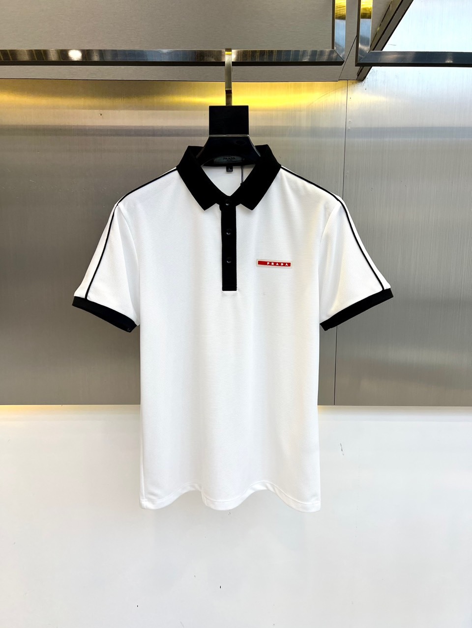 NO:480335,Prada, 2025 spring and summer new men's lapel pullover short-sleeved sweater slim casual T-shirt. Customized fabric, breathable and comfortable, and has been treated with special washing process. It has soft touch and greatly improved texture. The upper body is comfortable and breathable. It uses horizontal knitting technology, with complex production, delicate patterns and rich colors, giving the fabric superior breathability, crisp texture and full drooping. The upper body effect is handsome and stylish, and the brand's unique personality is simple. The body is cleverly lengthened, making the wearer look taller and stylish. The body is cut appropriately, not too tight or loose, perfectly fits the body lines, showing the balance of elegance and casualness. M-4XL (model 173, 143 jin upper body L size), prada, T-shirt,tees, t-shirt,alexander wang19860909普拉达、2025春夏新款男士翻领套头短袖针织衫修身休闲T恤.定制面料、透气舒爽、经过特殊浇洗工艺处理,手感柔软且质感大幅提升,上身舒适透气.采用横机针织工艺,制作复杂,花纹细腻,色彩丰富,赋予面料优越的透气性、挺括的质地和十足的垂感,上身效果帅气有型,简约中透出品牌独有的个性.巧妙拉长身形比例,令穿着者更显高挑有型.衣身裁剪得体,既不过分紧绷,也不显得松垮,完美贴合身形线条,展现优雅与随性的平衡.M-4XL（模特173,143斤上身L码）,,prada,T-shirt,tees，t-shirt,alexander wang,Men's clothing