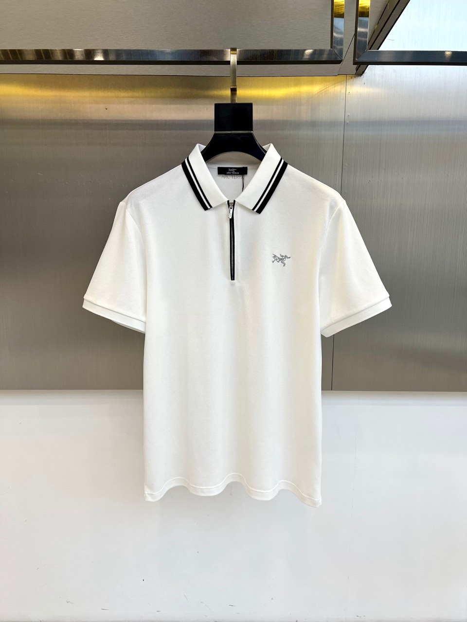 NO:480346,Arcteryx, 2025s classic iconic logo, classic fashion lapel Polo shirt short sleeves, trading company channel orders, simple and elegant, fashionable and versatile, and the quality is even more unstriking!  Use imported custom-woven pure cotton bead mesh fabric, which is soft, straight, stylish, breathable and comfortable. The upper body has a good drooping feeling and is not easy to deform! It is even less likely to fade! A clean and refreshing basic POLO shirt style, a small and crisp pointed collar, stylish and fashionable, perfectly combining casual and business!  Fashionable and versatile!  M-4XL (model 173, 143 catties upper body L size), arc'teryx, T-shirt, alexander wang19860909Arcteryx 始祖鸟、2025s经典标志性Logo、 经典时尚翻领 Polo衫短袖 ,贸易公司渠道订单,简约大气,时尚百搭,品相更是无法挑剔！选用客供进口定织纯棉珠地网眼面料,柔软挺阔有型、透气舒适.上身垂感好,不易变形!更不易褪色!干净清爽的基础 POLO衫版型,小巧而挺括的尖领有型又时尚,休闲与商务完美结合！时尚百搭！M-4XL（模特173,143斤上身L码）,arc'teryx,T-shirt,alexander wang,Men's clothing