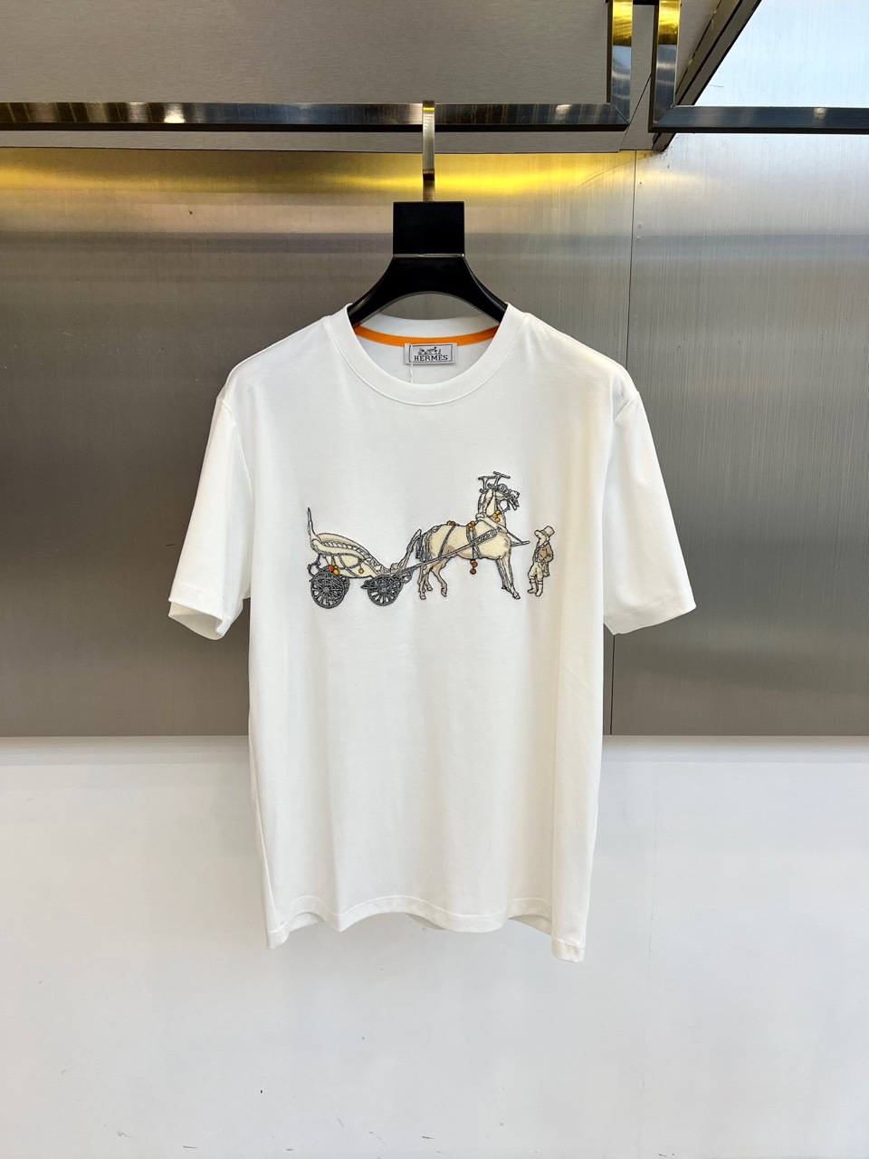 NO:480352,Hermes, 2025 summer men's round neck fashionable three-dimensional letter casual European cotton short-sleeved T-shirt, selected customers to use imported 95 pure cotton material and blended with 5 spandex, which is softer, more textured, with high-density rib splicing on the neck, and the same cylinder is dyed to ensure no color difference. The whole T-shirt fabric is comfortable and skin-friendly, and the upper body is refreshing, breathable and not stuffy, and the quality is absolutely invincible. The logo is made of imported environmentally friendly paste and multi-layer printing technology. The color texture and uniformity of the pattern are perfect to be picky, which is quite fashionable and brand recognition!  The exquisite basic style cutting makes the upper body more upright and stylish!  M-4XL (model 173, 143 catties upper body L size), hermes, T-shirt,tees, t-shirt,alexander wang19860909爱马仕、2025夏季男士圆领时尚立体字母休闲欧棉短袖T恤,甄选客供进口95纯棉材质添加5氨纶混纺制成,更柔软、更加有质感、领口高密罗纹拼接,同缸定染保证无色差,整件T恤面料舒适亲肤程度绝对超乎你的想象,上身清爽透气不闷热,品相绝对堪称无敌.Logo采用进口环保浆料及多层印刷工艺打造,图案的色泽质感与均匀程度均完美到无法去挑剔,相当具有时髦感与品牌辨识度！精湛无比的基础版型裁剪,使得上身更加立挺有型！M-4XL（模特173,143斤上身L码）,,hermes,T-shirt,tees，t-shirt,alexander wang,Men's clothing