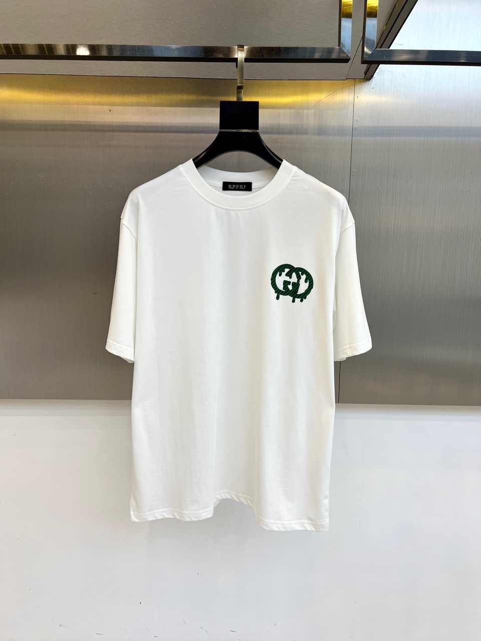 NO:480358,Gucci, 2025 summer men's round neck, fashionable three-dimensional letter casual European cotton short-sleeved T-shirt, selected customers to supply imported 95 pure cotton material and 5-day silk blending, high-density rib splicing on the neck, and the same cylinder is fixed to ensure no color difference. The whole T-shirt fabric is comfortable and skin-friendly, and the upper body is refreshing, breathable and not stuffy, and the quality is absolutely invincible. The logo is made of imported environmentally friendly paste and multi-layer printing technology. The color texture and uniformity of the pattern are perfect to be picky, which is quite fashionable and brand recognition!  The exquisite basic style cutting makes the upper body more upright and stylish!  S-2XL (model 173, 143 catties upper body M size), gucci, T-shirt, tees, t-shirt, alexander wang19860909Gucci、2025夏季男士圆领时尚立体字母休闲欧棉短袖T恤,甄选客供进口95纯棉材质添加5天丝混纺制成,领口高密罗纹拼接,同缸定染保证无色差,整件T恤面料舒适亲肤程度绝对超乎你的想象,上身清爽透气不闷热,品相绝对堪称无敌.Logo采用进口环保浆料及多层印刷工艺打造,图案的色泽质感与均匀程度均完美到无法去挑剔,相当具有时髦感与品牌辨识度！精湛无比的基础版型裁剪,使得上身更加立挺有型！S-2XL（模特173,143斤上身M码）,,gucci,T-shirt,tees，t-shirt,alexander wang,Men's clothing