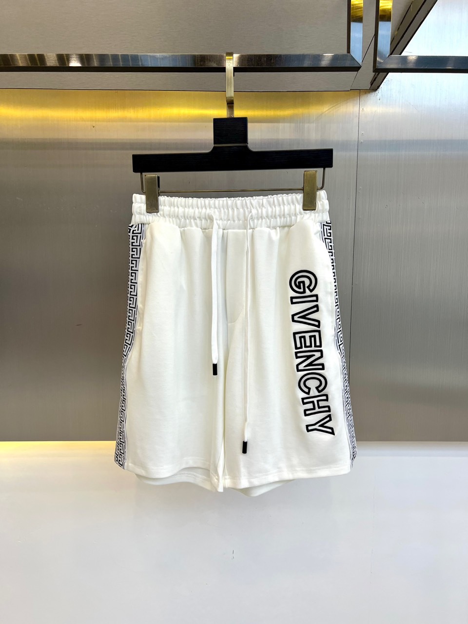 NO:480364,Given Givenchy, 25s spring and summer new casual shorts!  Fashionable sports shorts that are a must-have in spring and summer are suitable for all occasions. They appear very frequently. Don’t miss them if you like them!  This high-quality fabric is 40.8 cotton, 51.6 polyester, 7.6 spandex, and the fabric has a flat and clear texture, with good moisture absorption and breathability, soft and elastic, and is particularly flexible, elastic, long-lasting and durable!  The classic logo on the front side of the trouser looks more eye-catching, high-end and recognizable!  While improving visual fashion, it makes the overall contour feel stronger, and its personality reduces age and is not restricted by age!  High elastic drawstring elastic waist + simple and versatile upper body, and you can match it with a short T-piece, which is very handsome!  M-4XL (please report height and weight by placing an order), given , given , given , shorts, alexander wang19860909Given纪梵希、 25s春夏新款休闲短裤！春夏季必入的时尚运动短裤,适用于各种场合,出镜率非常高,喜欢的不要错过哦！此款精选高品质面料40.8棉、51.6聚酯纤维、7.6氨纶、布面纹理平整清晰,具有良好的吸湿透气性,柔软有弹力,,格外柔韧有弹性持久耐用！裤身前侧经典Logo,显得更加醒目高级且富有辨识度！提升视觉时髦度的同时,使得整体轮廓感更强,个性减龄、不受年龄阶段的限制！高弹力抽绳松紧裤腰+上身简约百搭、任意搭配一件短T就很是帅气！M-4XL（下单请报身高体重）,,givenchy,givenchy,shorts,alexander wang,Men's clothing
