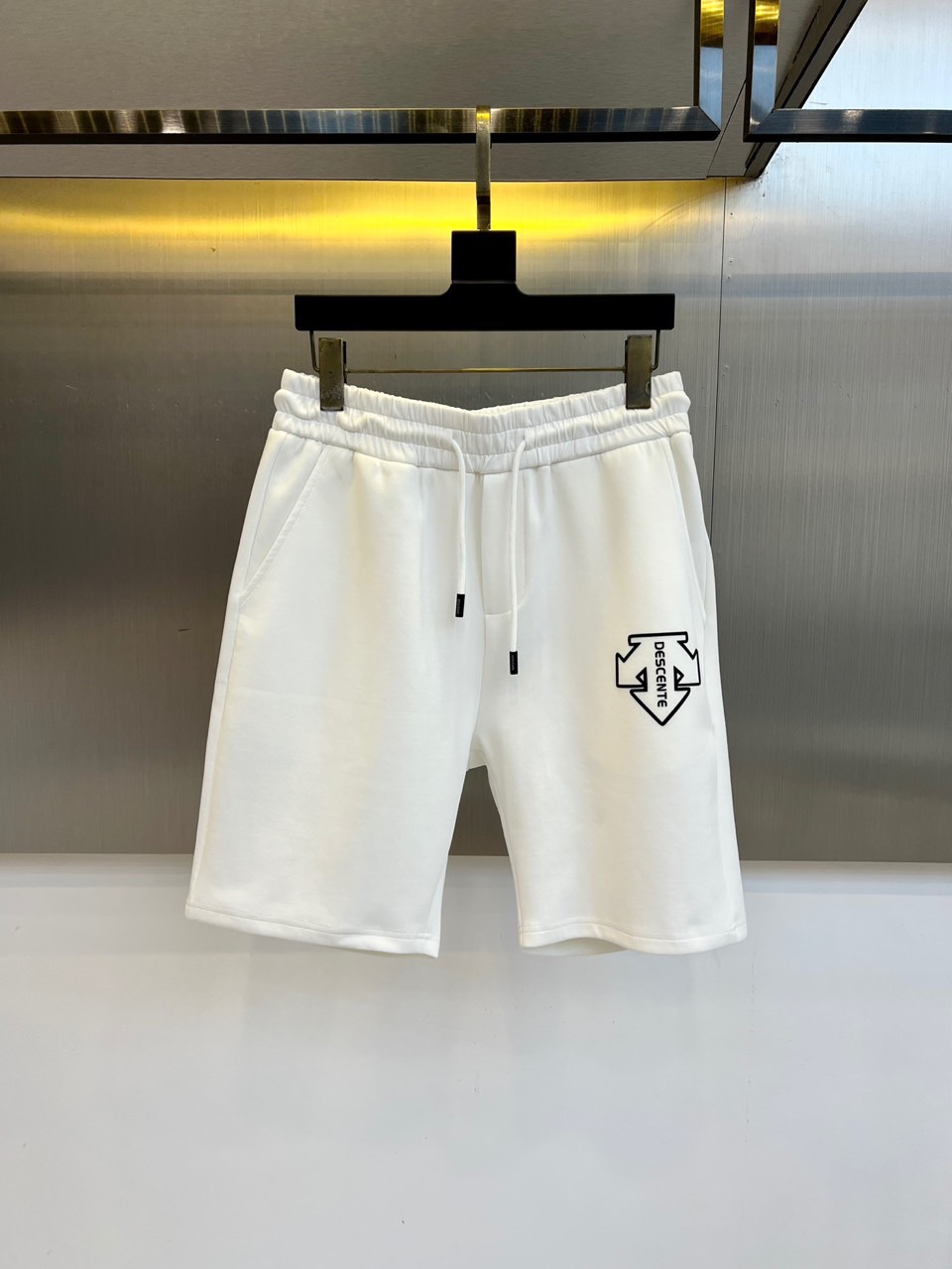 NO:480370,DiSant, 25s new summer casual shorts!  Drawstring embroidery logo design. Simple and high-end. Custom-made Egyptian cotton fabric with imported high-density cotton, light and breathable. Full of comfort. The original hardware is full of texture and strong sense of high-end!  The overall vision is simple but not monotonous. It is full of high-end feeling!  The three-dimensional cutting craftsmanship is not picky!  48-56 (please report waist size by ordering), shorts, alexander wang19860909迪桑特、25s新款夏季休闲短裤！抽绳刺绣logo设计.简单高级.进口高密棉订制埃及棉面料,手感轻薄透气.舒适感满满.原厂五金质感满满.高级感强！整体视觉简单而不单调.满满高级感！立体裁剪工艺版型不挑人！48-56（下单请报腰围尺寸）,,shorts,alexander wang,Men's clothing