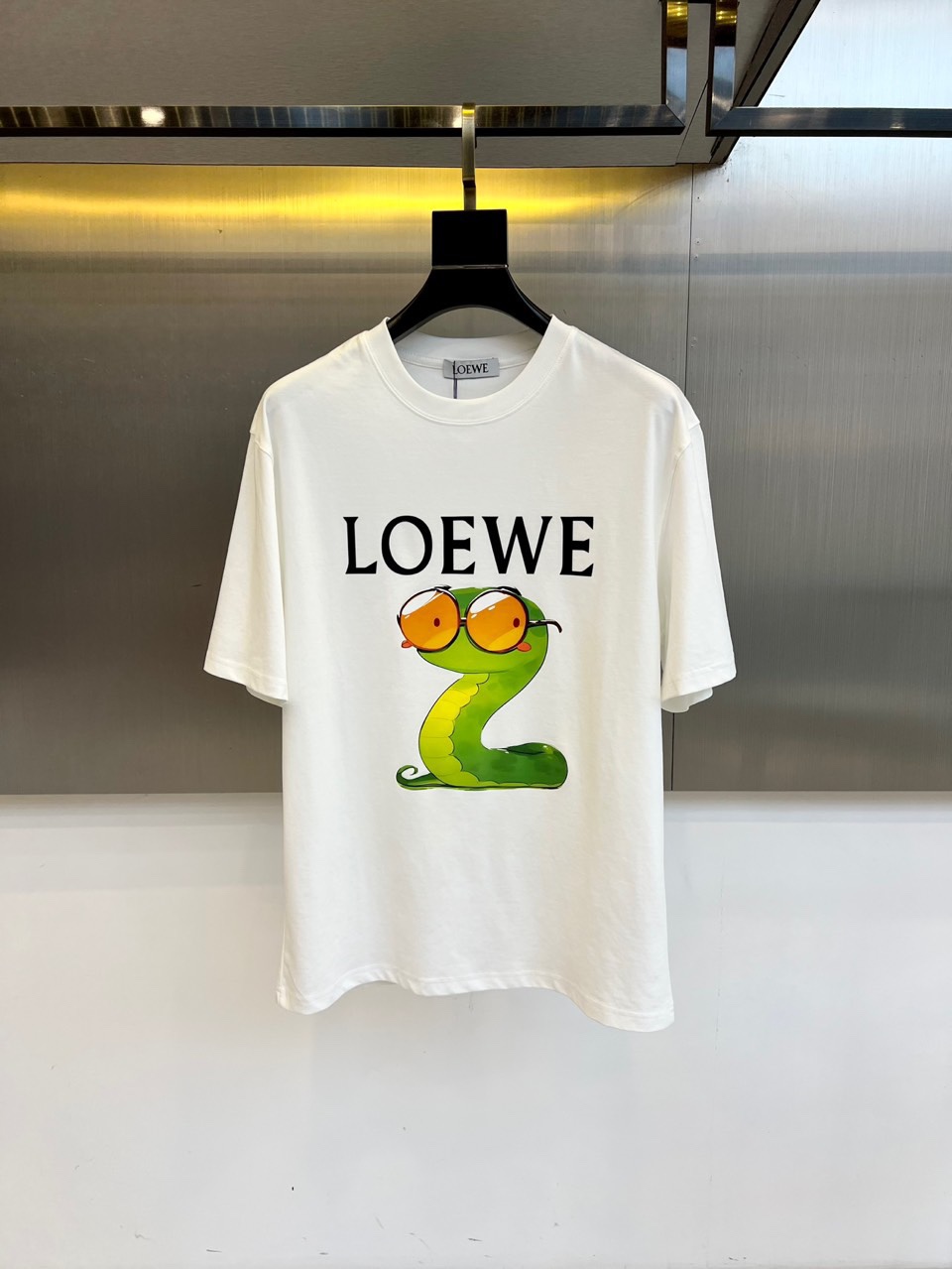 NO:480381,Lowe, 2025ss spring and summer new style, men and women same color printed letter logo fashionable casual round neck short-sleeved T-shirt!  Custom-made jersey cotton is adopted for customer supply. It not only has soft and comfortable feel, excellent breathability, but also has good moisture absorption performance, ensuring that the wearer can stay dry in the hot summer!  The iconic letter logo print on the front of the body is varied in patterns, which not only shows the vitality and ostentatiousness of young people, but also is a work of art, which is unforgettable!  The basic straight round neck style is not only in line with the public aesthetics, but also easy to match with various clothing. It is recommended for the same style as men and women!  48-56 (model 173, 143 catties upper body 50 sizes), loewe, T-shirt, tees, t-shirt, alexander wang19860909Lowe罗意威、2025ss春夏新款,男女同款彩色印花字母徽标时尚休闲圆领短袖T恤衫！采用了客供定制平纹针织棉布,不仅手感柔软舒适,透气性极佳,还具有良好的吸湿性能,确保穿着者在炎炎夏日也能保持干爽！衣身前幅标志性字母徽标印花,图案多变,既展现了年轻人的活力与张扬,又不失为一件艺术品,让人过目难忘！基础直筒圆领版型,既符合大众审美,又易于搭配各种服饰,男女同款推荐！48-56（模特173,143斤上身50码）,,loewe,T-shirt,tees，t-shirt,alexander wang,Men's clothing