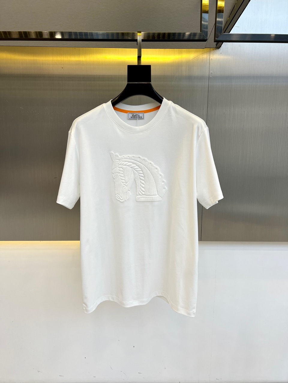 NO:480330,Hermes and a new series of spring and summer 2025 products are launched, a very fashionable and avant-garde short-sleeved T-shirt with eye-catching logo pattern modification!  Different from the past, it declares the design concept that has been passed down for many years in the brand!  Its eye-catchingness is no less than any classic style, perfectly presenting the fashionable, high-end and luxurious feeling in front of the world!  Made of imported cotton materials, selected high-quality cotton fabrics, soft and soft to the touch, the real thing is definitely beyond your imagination, close to the body and breathable, even if you sweat profusely, you will not feel greasy or stuffy, and will bring sweating and moisture absorption to the extreme!  M-3XL (model 173, 143 catties upper body L size), hermes, T-shirt, tees, t-shirt, alexander wang19860909爱马仕、2025春夏全新系列单品上线,非常时髦前卫的一款短袖T恤,醒目的logo图案修饰！区别于以往的不同,宣示品牌传承多年的设计理念！其吸睛度完全不亚于任何经典款式,将时髦高级感与奢华感完美呈现在世人眼前！客供进口全棉材质制成,精选优质棉面料,触感软糯亲肤细腻,实物到手绝对超乎你的想象,贴身无比舒适透气,即便是汗流浃背也不会有腻身及闷热感可言,将排汗吸湿性发挥到了极致！M-3XL（模特173,143斤上身L码）,,hermes,T-shirt,tees，t-shirt,alexander wang,Men's clothing