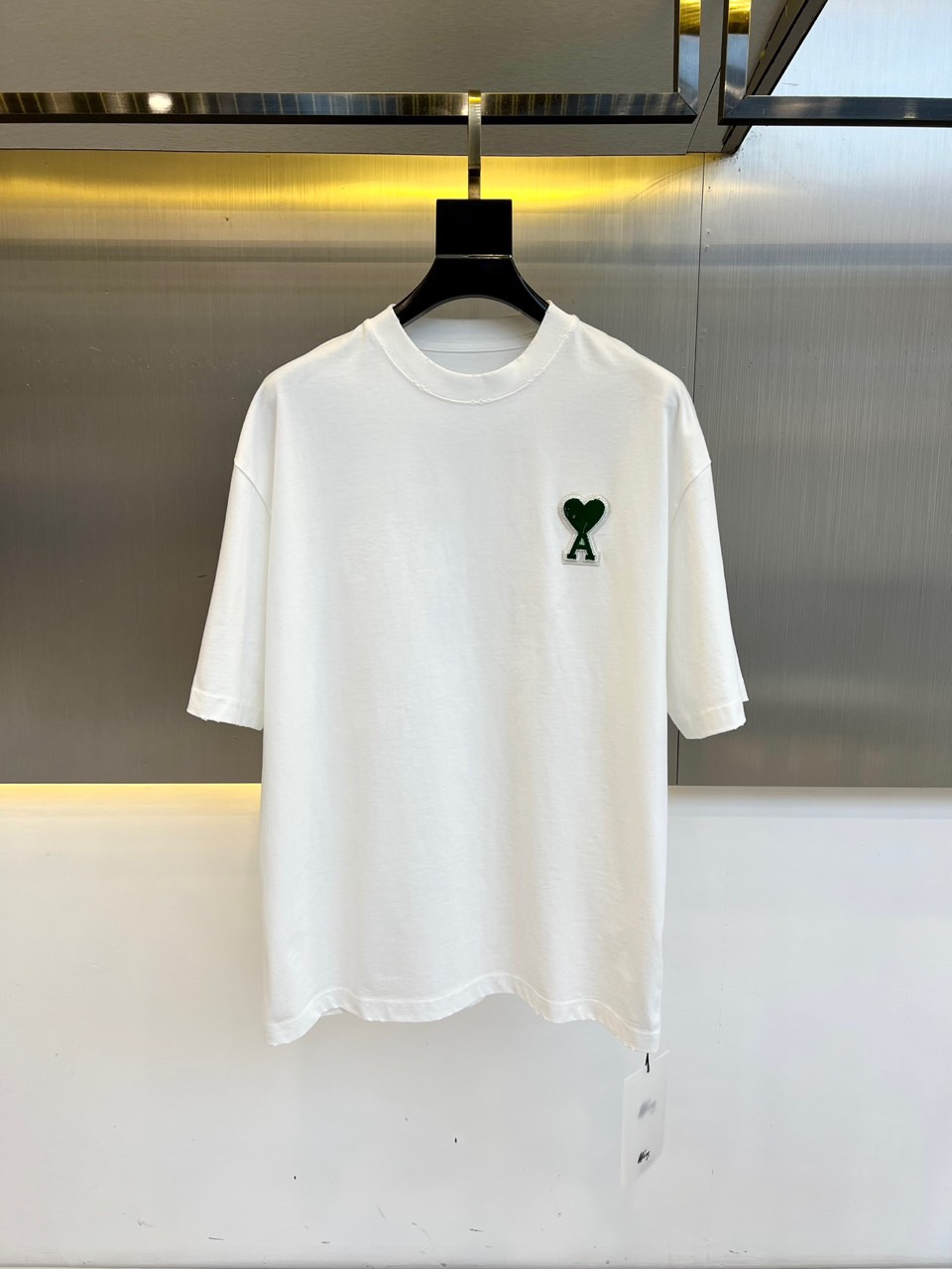 NO:480337,AMI, 2025 spring and summer new men's casual round neck short-sleeved T-shirt, 220g pure cotton fabric, simple and atmospheric style, selected high-quality pure cotton, the fabric is dense and tight, and it is not easy to deform after wearing for a long time. It is slightly elastic, soft and textured, and has excellent comfort and breathability on the upper body!  The exquisite logo on the chest!  Urban simple and fashionable casual classic round neck style, not picky about age and figure, strong inclusiveness, easy to control the upper body. S-M-L-XL (model 173, 143 catties upper body M size), T-shirt,tees, t-shirt,alexander wang19860909AMI、2025春夏新品男士休闲圆领短袖T恤 ,220g纯棉面料,简单大气的款式,甄选优质纯棉,面料密度紧实久穿不易变形,微弹力柔软有质感,上身舒适性与透气性绝佳！的胸前精美Logo标识！都市简约又时尚的休闲经典圆领版型,不挑年龄身材,包容性很强,上身轻松驾驭.S-M-L-XL（模特173,143斤上身M码）,,T-shirt,tees，t-shirt,alexander wang,Men's clothing