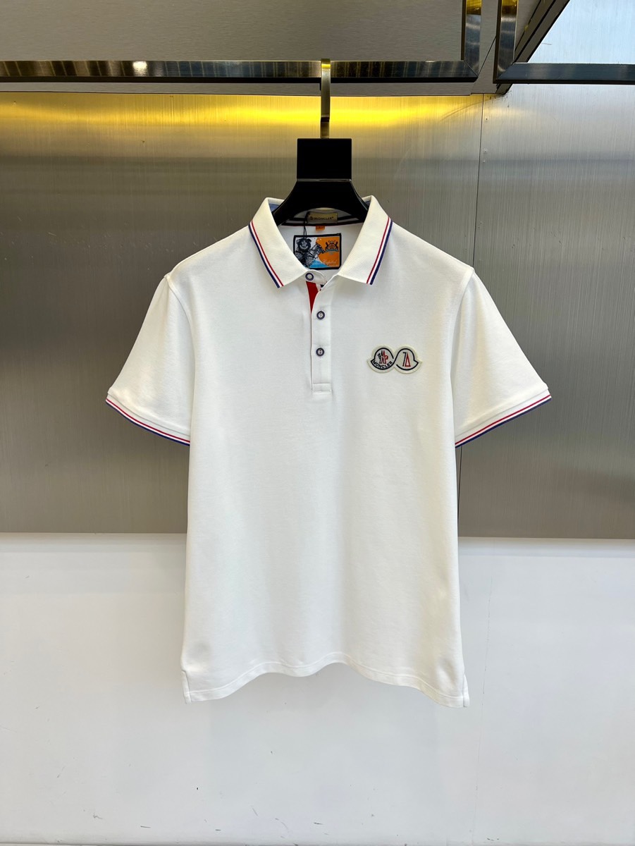 NO:480348,Mon mask, 2025s classic iconic logo, classic fashionable lapel Polo shirt short sleeves, fashionable and versatile, and uses imported custom-woven pure cotton pearl mesh fabric, soft, straight, stylish, breathable and comfortable. The upper body has a good drooping feeling and is not easy to deform! It is even less likely to fade! A clean and refreshing basic POLO shirt style, a small and crisp pointed collar, stylish and fashionable, perfectly combining casual and business!  Fashionable and versatile!  48-58 (model 173, 143 catties upper body 50 sizes), Moncler, T-shirt, alexander wang19860909Mon蒙口、2025s经典标志性Logo、 经典时尚翻领 Polo衫短袖 ,时尚百搭,选用客供进口定织纯棉珠地网眼面料,柔软挺阔有型、透气舒适.上身垂感好,不易变形!更不易褪色!干净清爽的基础 POLO衫版型,小巧而挺括的尖领有型又时尚,休闲与商务完美结合！时尚百搭！48-58（模特173,143斤上身50码）,,Moncler,T-shirt,alexander wang,Men's clothing