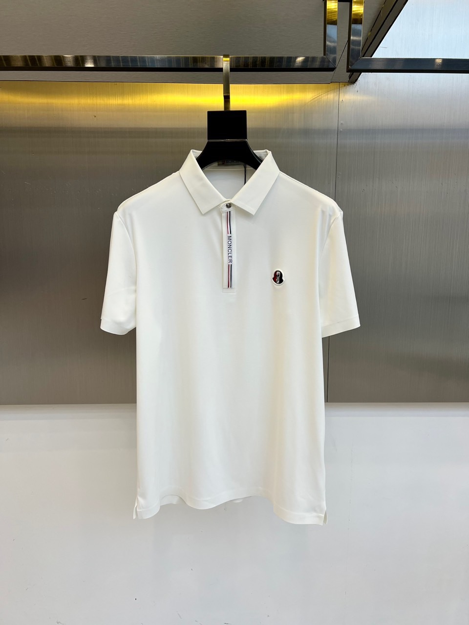 NO:480360,The veil cover, the classic iconic logo embellishment elements of 2025s, classic fashionable lapels, short-sleeved Polo shirts, trading company channel orders, simple and elegant, fashionable and versatile, and the quality is even more unstriking!  Use imported custom-woven pure cotton bead mesh fabric, which is soft, straight, stylish, breathable and comfortable. The upper body has a good drooping feeling and is not easy to deform! It is even less likely to fade! A clean and refreshing basic POLO shirt style, a small and crisp pointed collar, stylish and fashionable, perfectly combining casual and business!  Fashionable and versatile!  M-4XL (model 173, 143 catties upper body L size), Moncler, T-shirt, alexander wang19860909蒙口、2025s经典标志性Logo点缀元素 经典时尚翻领 Polo衫短袖 ,贸易公司渠道订单,简约大气,时尚百搭,品相更是无法挑剔！选用客供进口定织纯棉珠地网眼面料,柔软挺阔有型、透气舒适.上身垂感好,不易变形!更不易褪色!干净清爽的基础 POLO衫版型,小巧而挺括的尖领有型又时尚,休闲与商务完美结合！时尚百搭！M-4XL（模特173,143斤上身L码）,,Moncler,T-shirt,alexander wang,Men's clothing