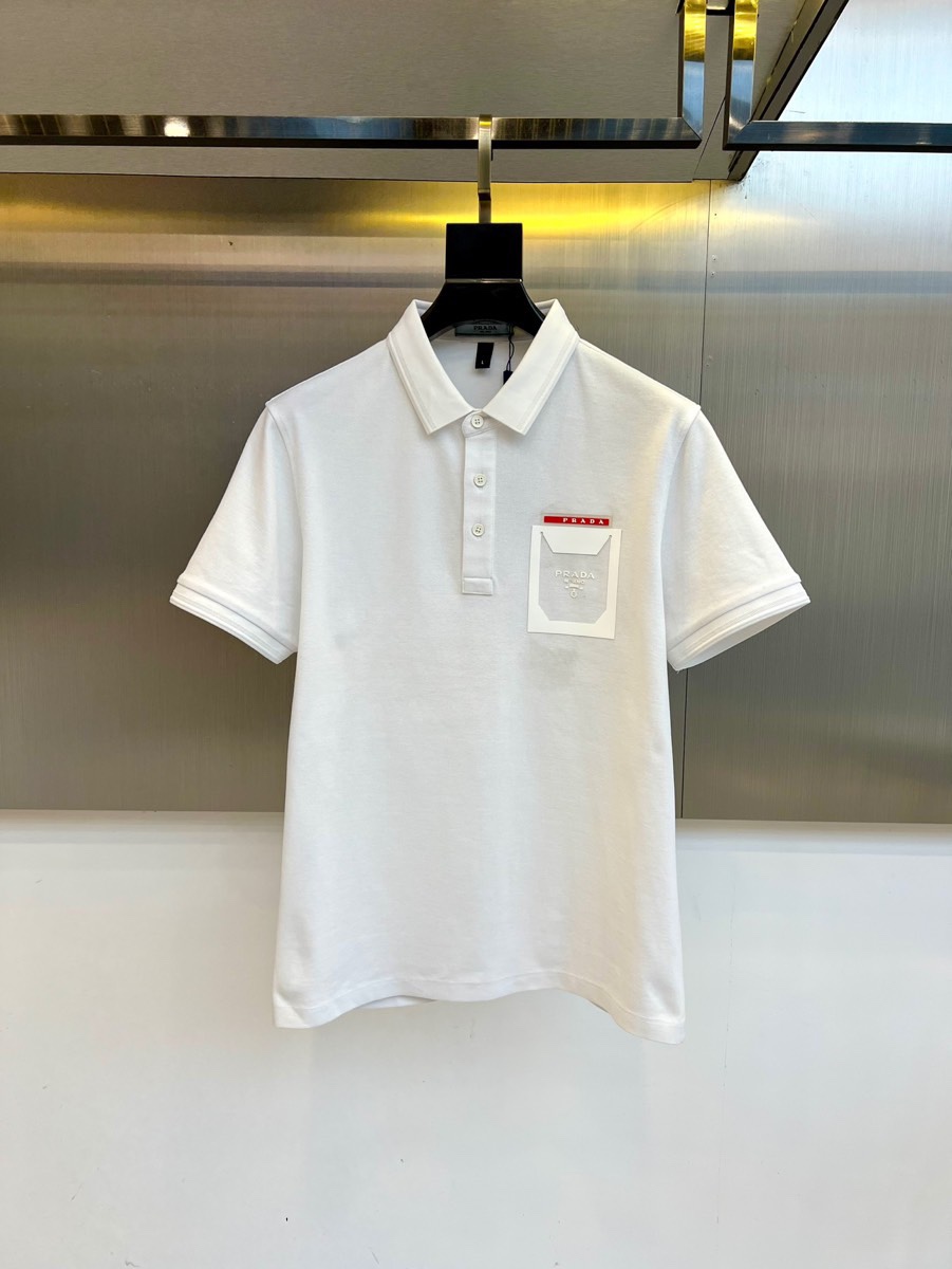 NO:480366,Prad Prada, 2025s classic iconic logo embellishment elements, classic fashion lapels, Polo shirt short sleeves, simple and elegant, fashionable and versatile, and the quality is even more unstriking!  The imported fixed-woven pure cotton bead mesh fabric is used, which is soft, straight, stylish, breathable and comfortable. The upper body has a good drooping feeling and is not easy to deform! It is even less likely to fade! A clean and refreshing foundation. The POLO shirt style is small and crisp pointed collar, and the armband design uses the three-dimensional craftsmanship of the brand logo, which perfectly combines leisure and business!  Fashionable and versatile!  48-58 (model 173, 143 catties upper body 50 sizes), prada, prada, T-shirt, alexander wang19860909Prad普拉达、2025s经典标志性Logo点缀元素 经典时尚翻领 Polo衫短袖 ,简约大气,时尚百搭,品相更是无法挑剔！选用客供进口定织纯棉珠地网眼面料,柔软挺阔有型、透气舒适.上身垂感好,不易变形!更不易褪色!干净清爽的基础 POLO衫版型,小巧而挺括的尖领有型又时尚,袖标设计运用了品牌logo立体工艺,休闲与商务完美结合！时尚百搭！48-58（模特173,143斤上身50码）,,prada,prada,T-shirt,alexander wang,Men's clothing