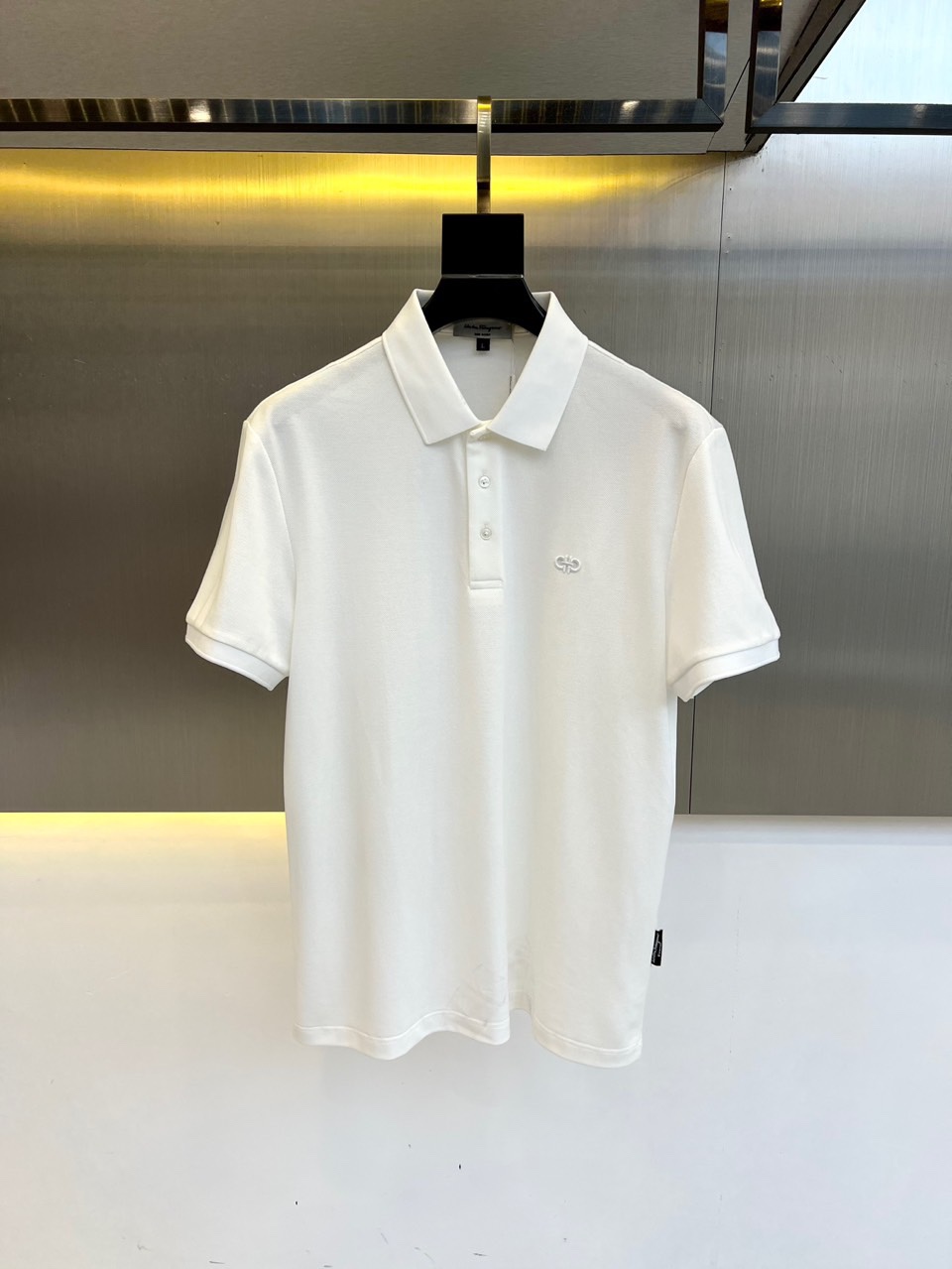 NO:480379,Ferragamo, 2025s classic iconic logo embellishment elements, classic fashion lapel, Polo shirt short sleeves, trading company channel orders, simple and elegant, fashionable and versatile, and the quality is even more unstriking!  The imported fixed-woven pure cotton bead mesh fabric is used, which is soft, straight, stylish, breathable and comfortable. The upper body has a good drooping feeling and is not easy to deform! It is even less likely to fade! A clean and refreshing foundation. The POLO shirt style is small and crisp pointed collar, and the armband design uses the three-dimensional craftsmanship of the brand logo, which perfectly combines leisure and business!  Fashionable and versatile!  M-4XL (model 173, 143 catties upper body L size), ferragamo, T-shirt, alexander wang19860909菲拉格慕、2025s经典标志性Logo点缀元素 经典时尚翻领 Polo衫短袖 ,贸易公司渠道订单,简约大气,时尚百搭,品相更是无法挑剔！选用客供进口定织纯棉珠地网眼面料,柔软挺阔有型、透气舒适.上身垂感好,不易变形!更不易褪色!干净清爽的基础 POLO衫版型,小巧而挺括的尖领有型又时尚,袖标设计运用了品牌logo立体工艺,休闲与商务完美结合！时尚百搭！M-4XL（模特173,143斤上身L码）,,ferragamo,T-shirt,alexander wang,Men's clothing